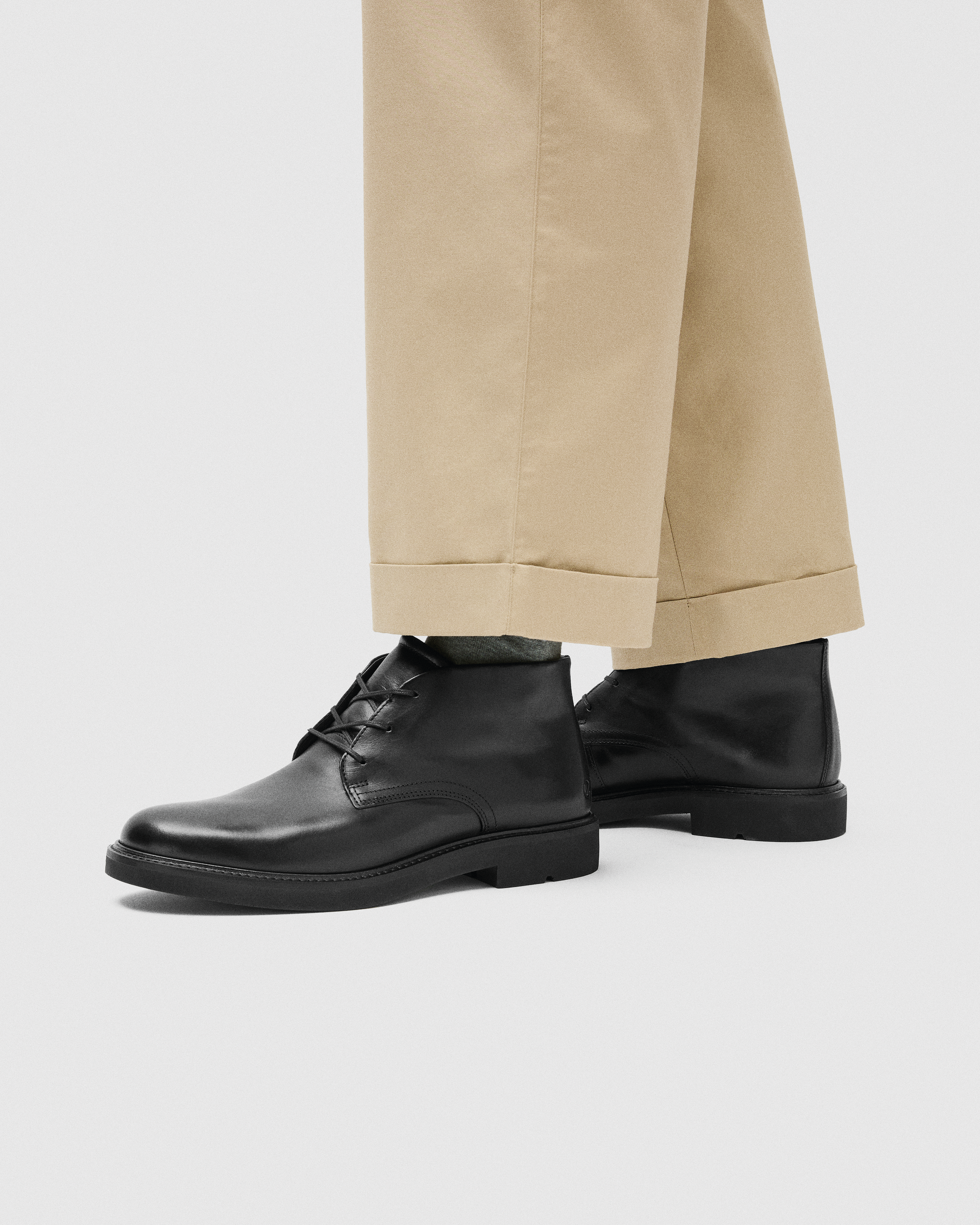 ECCO® Metropole London nahast Chukka poolsaabas meestele - Must - Lifestyle image-1