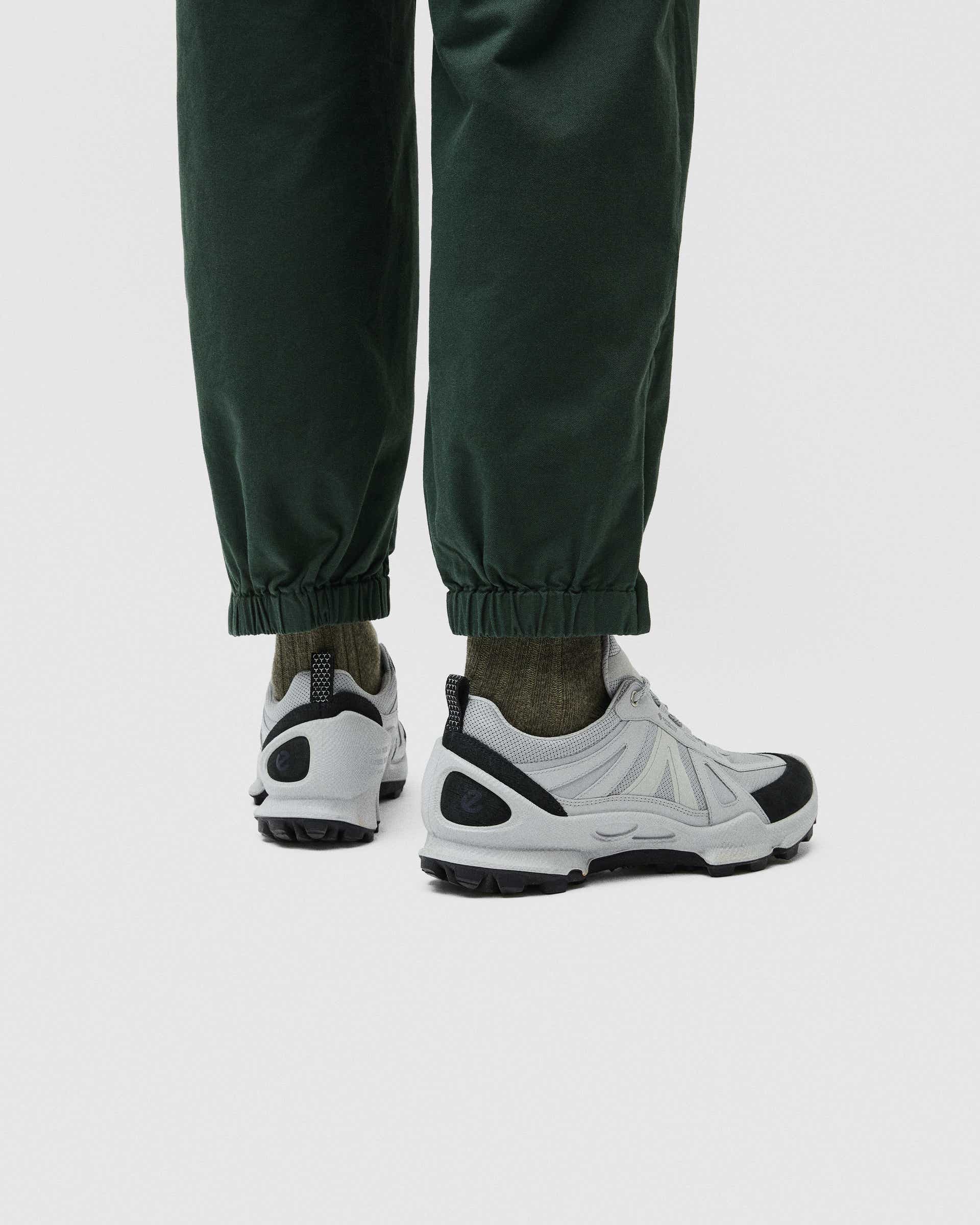 ECCO BIOM C-TRAIL MEN メンズ レザースニーカー - グレー - Lifestyle image-1