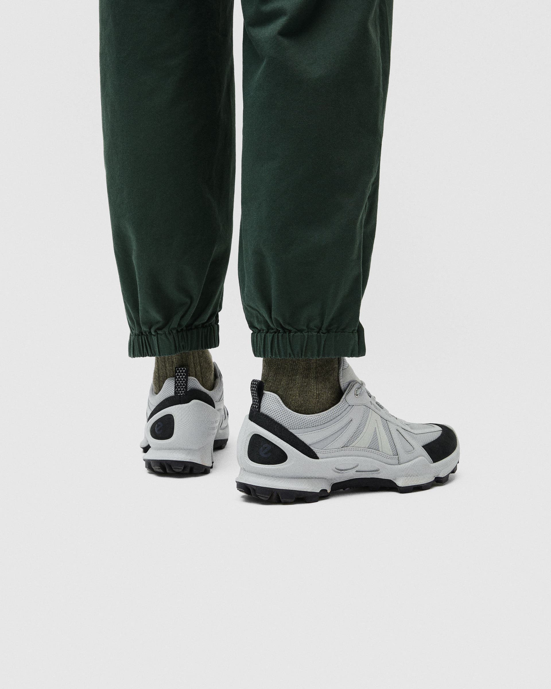 ECCO BIOM C-TRAIL MEN メンズ レザースニーカー - グレー - Lifestyle image-1