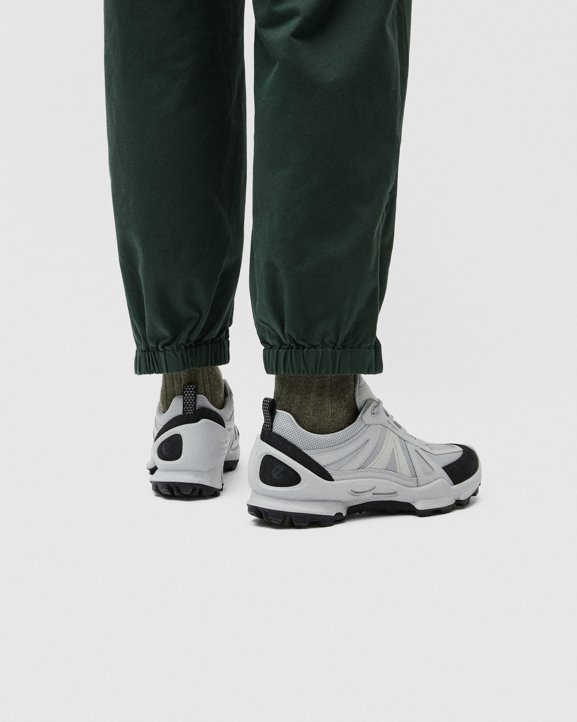 ECCO BIOM C-TRAIL MEN メンズ レザースニーカー - グレー - Lifestyle image-1