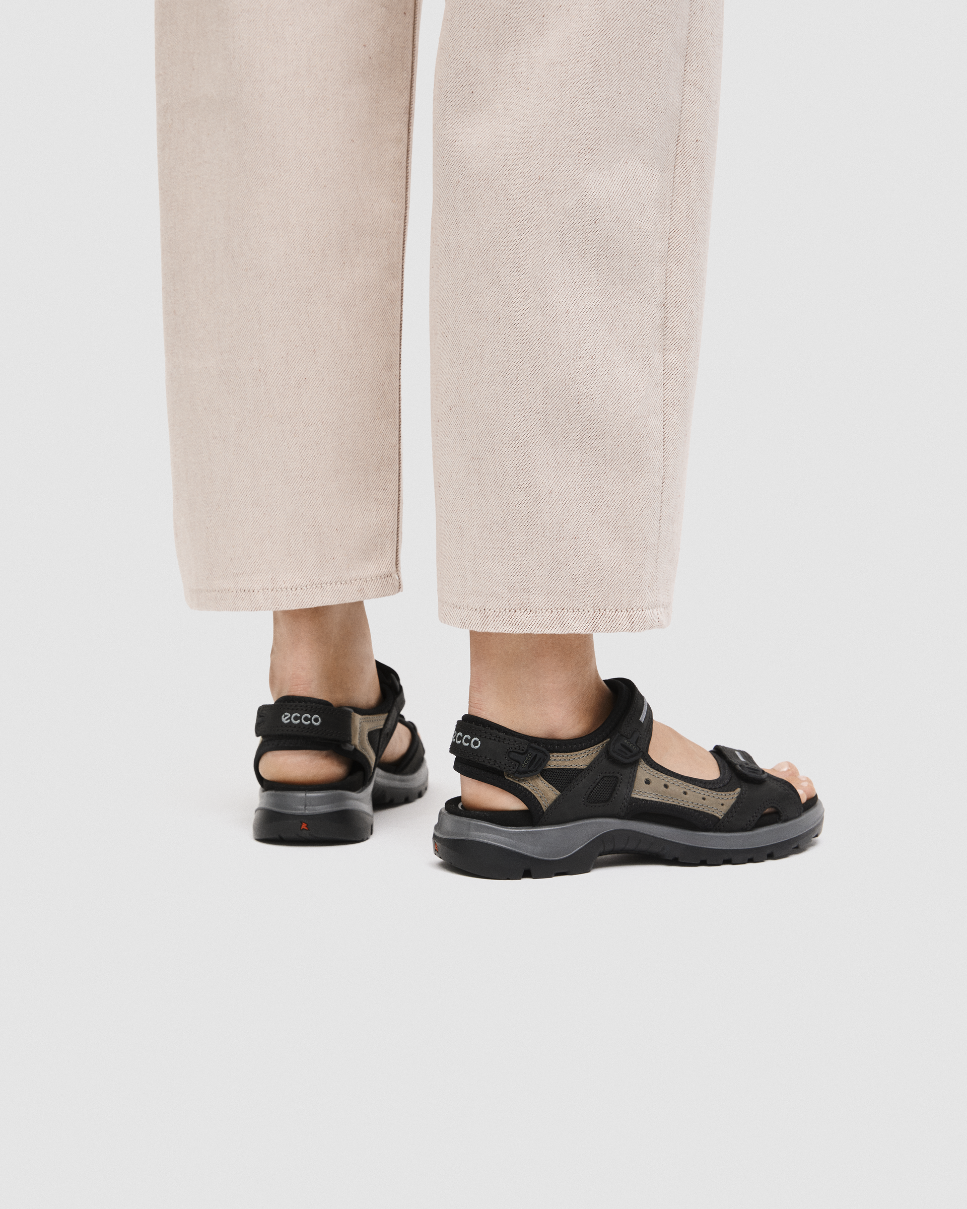 【おだんご】 1365、1394、①、③ Women's ECCO® Offroad Yucatan Nubuck Walking Sandal | Black