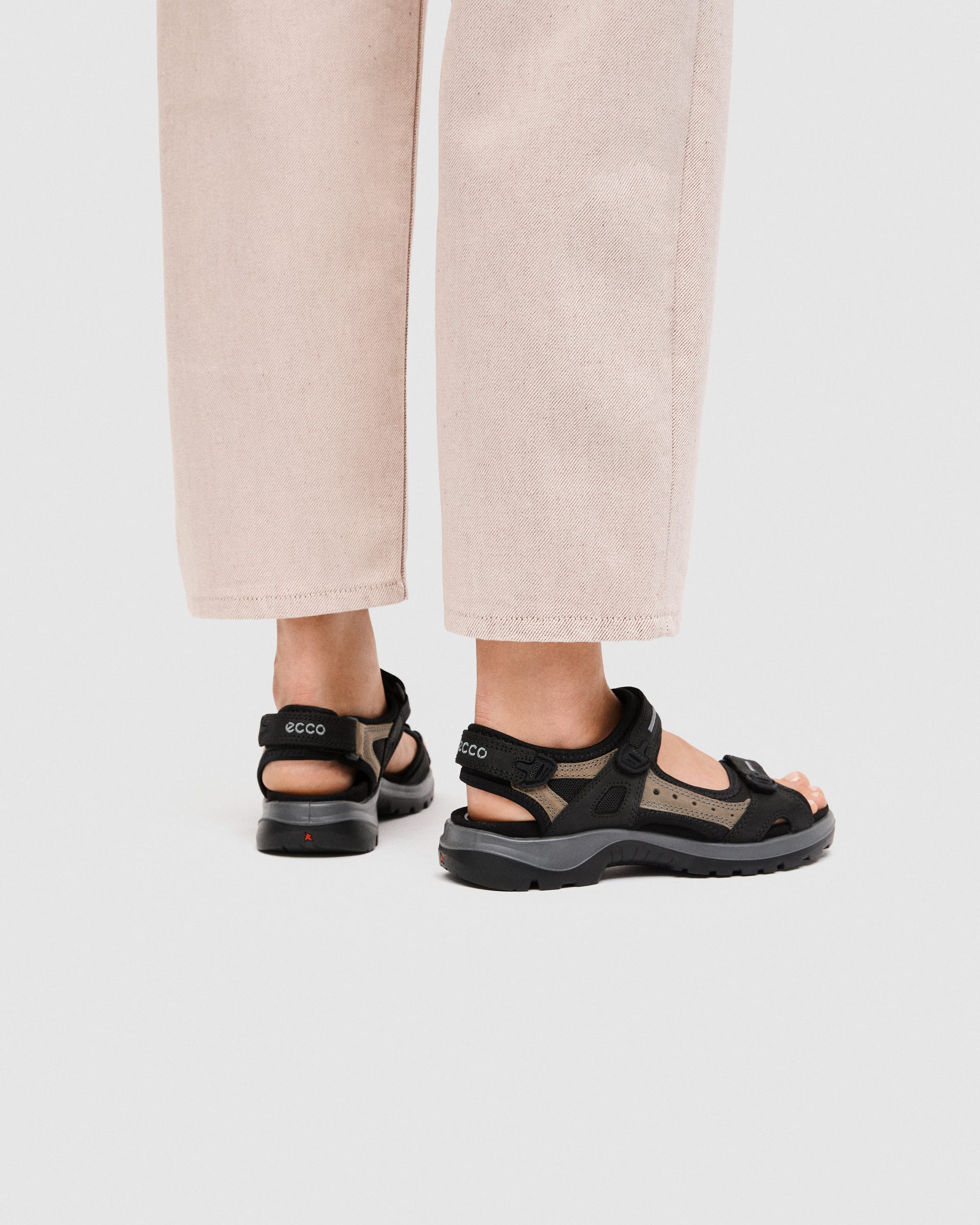 ECCO® Offroad nubuknahast matkasandaalid naistele - Must - Lifestyle image-1