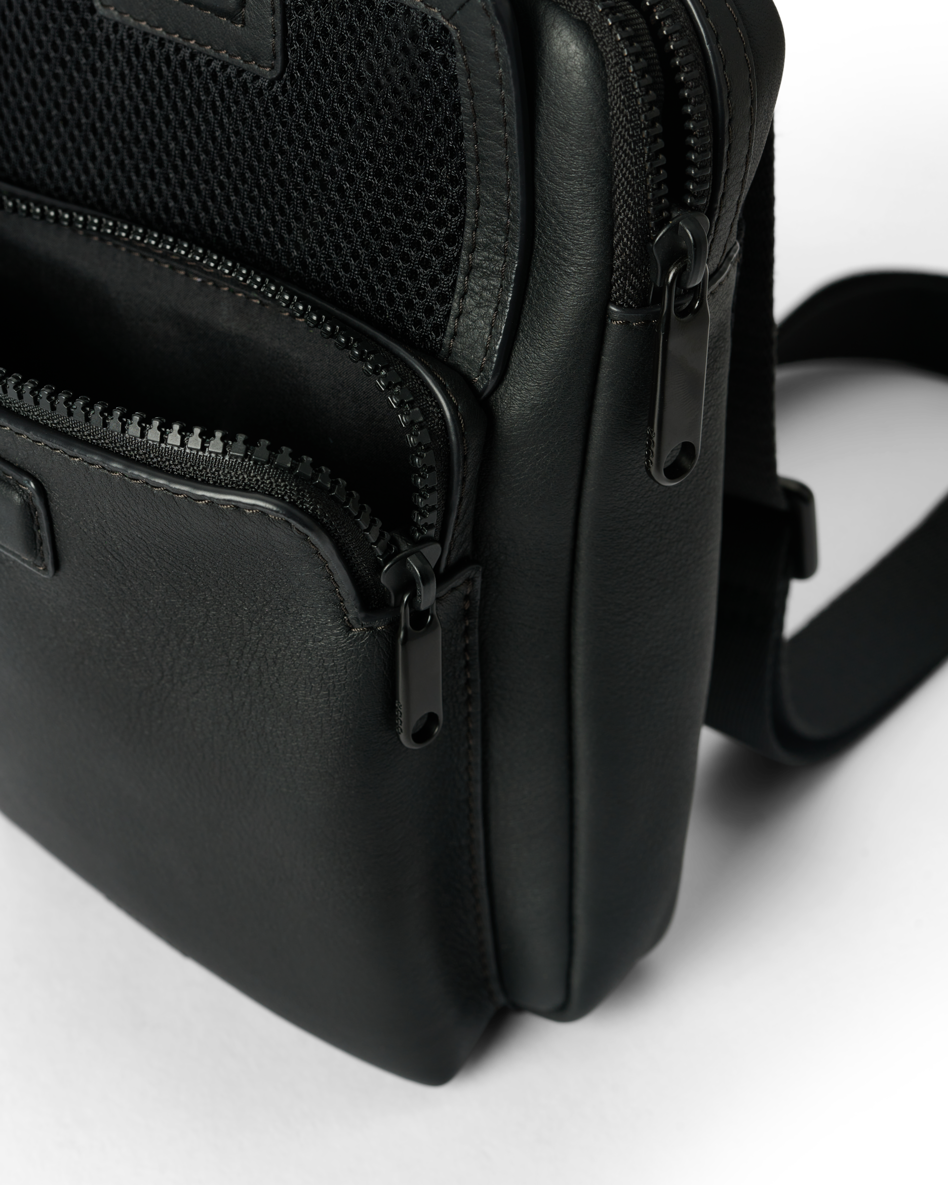 ECCO Flat Pouch City Crossbody — Black