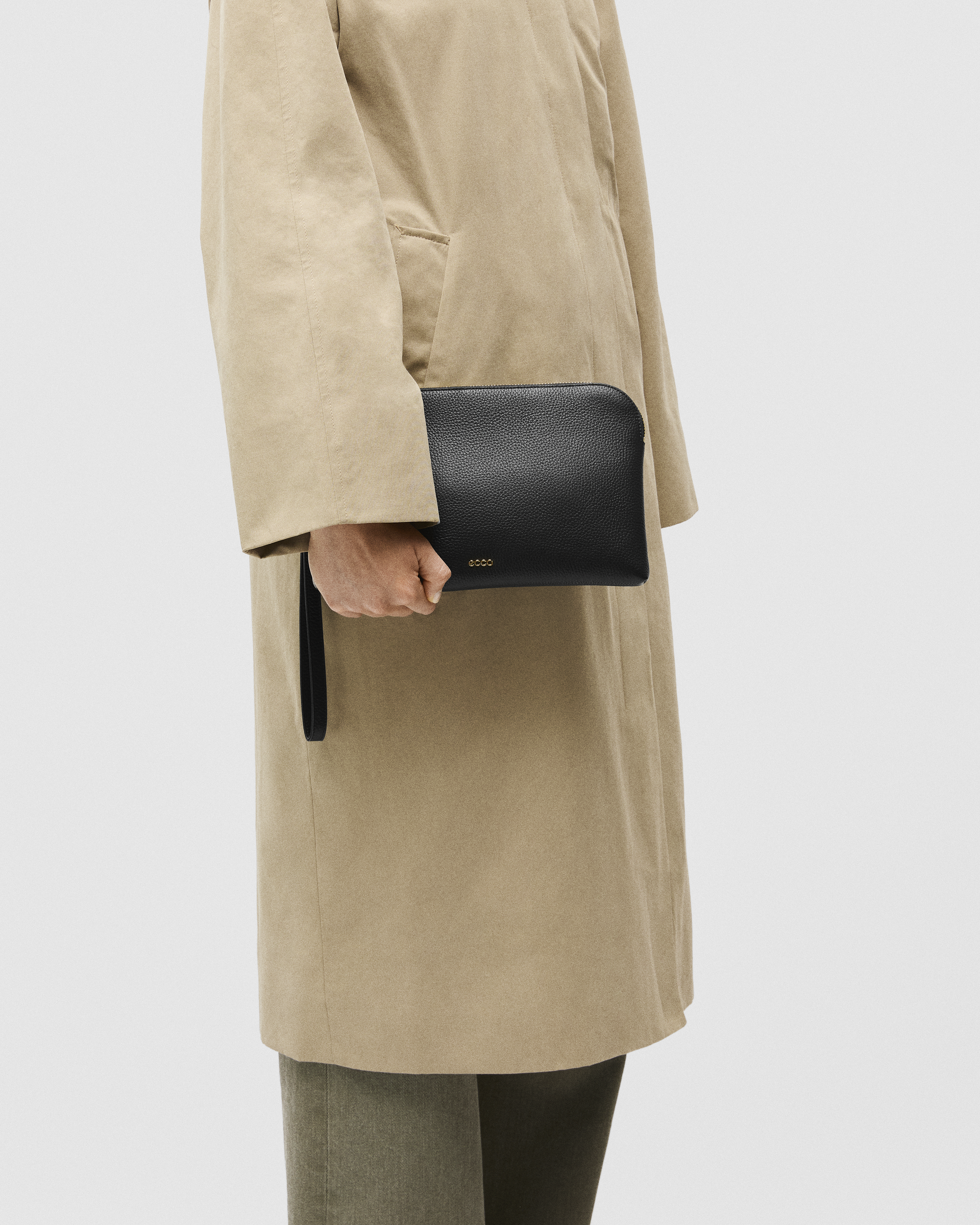 910802890000_Wristlet_A_eCom.