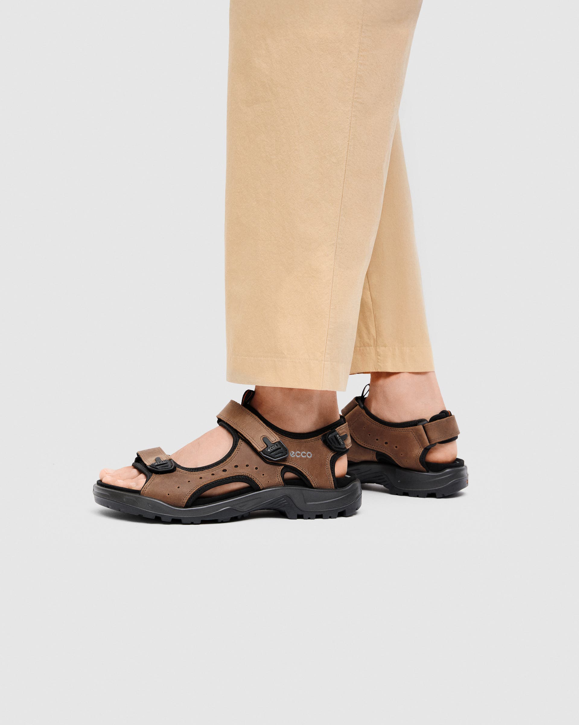 Sandalias de senderismo de nobuk ECCO® Offroad Andes II para hombre - Marrón - Lifestyle image-1