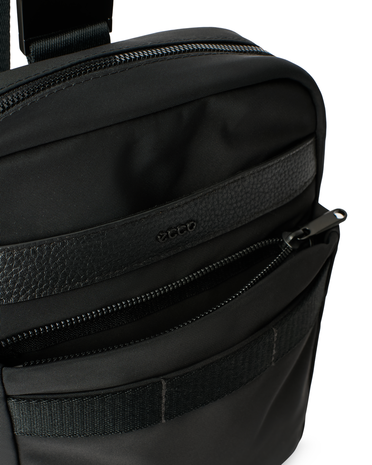 ECCO Voyager X Body Sling — Black