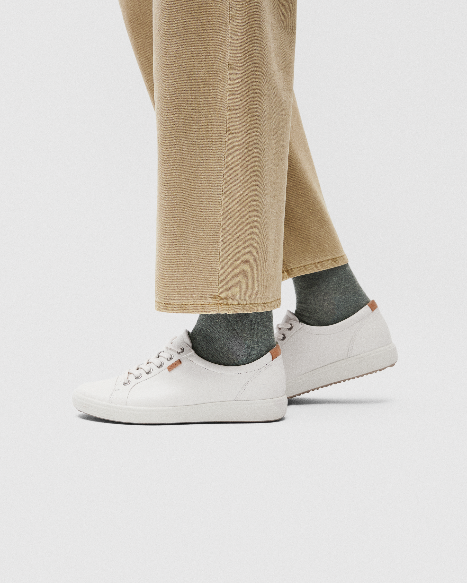 ECCO® Soft 7 Dames leren sneaker - Wit - Lifestyle image-1