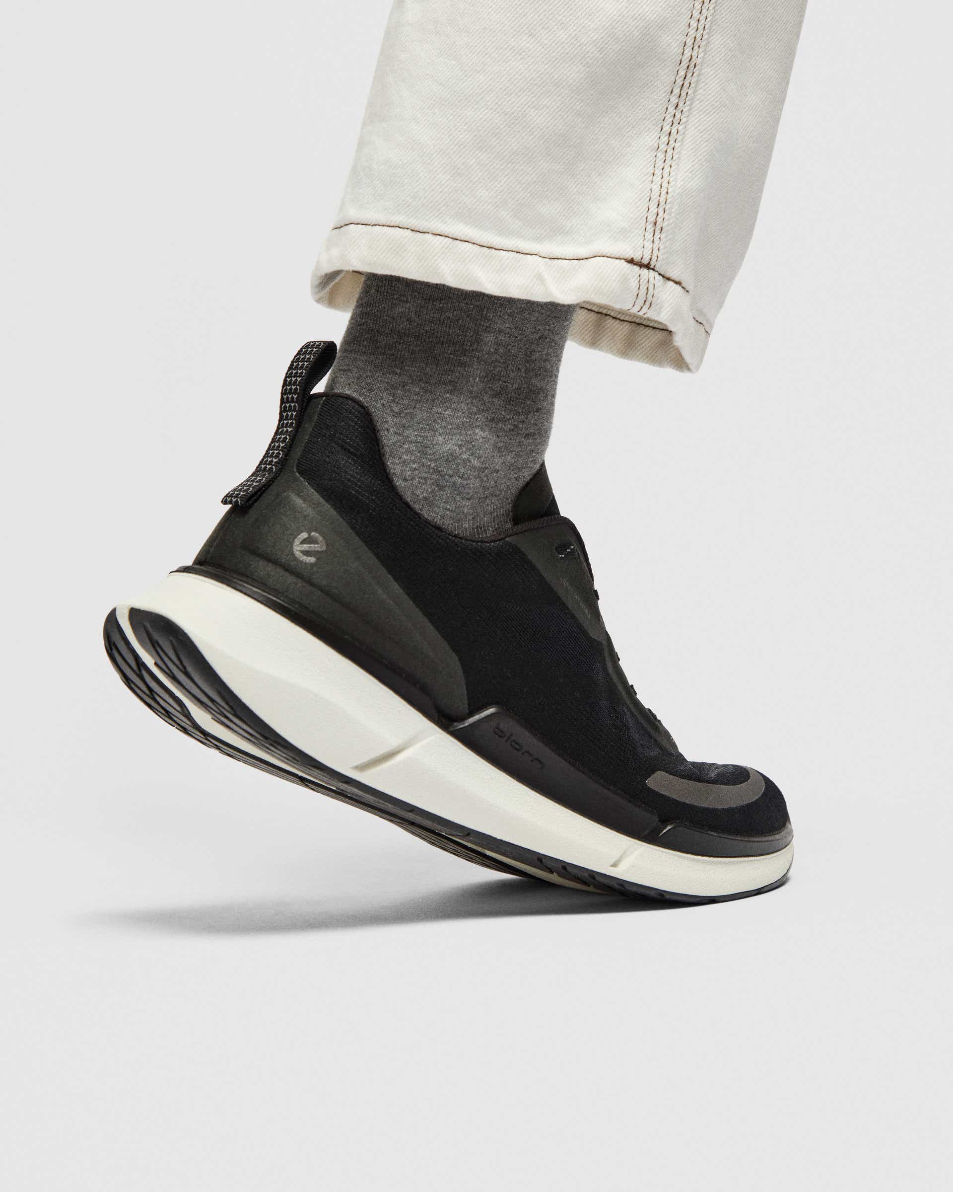 ECCO BIOM 2.2 メンズ テキスタイルスニーカー - ブラック - Lifestyle image-1