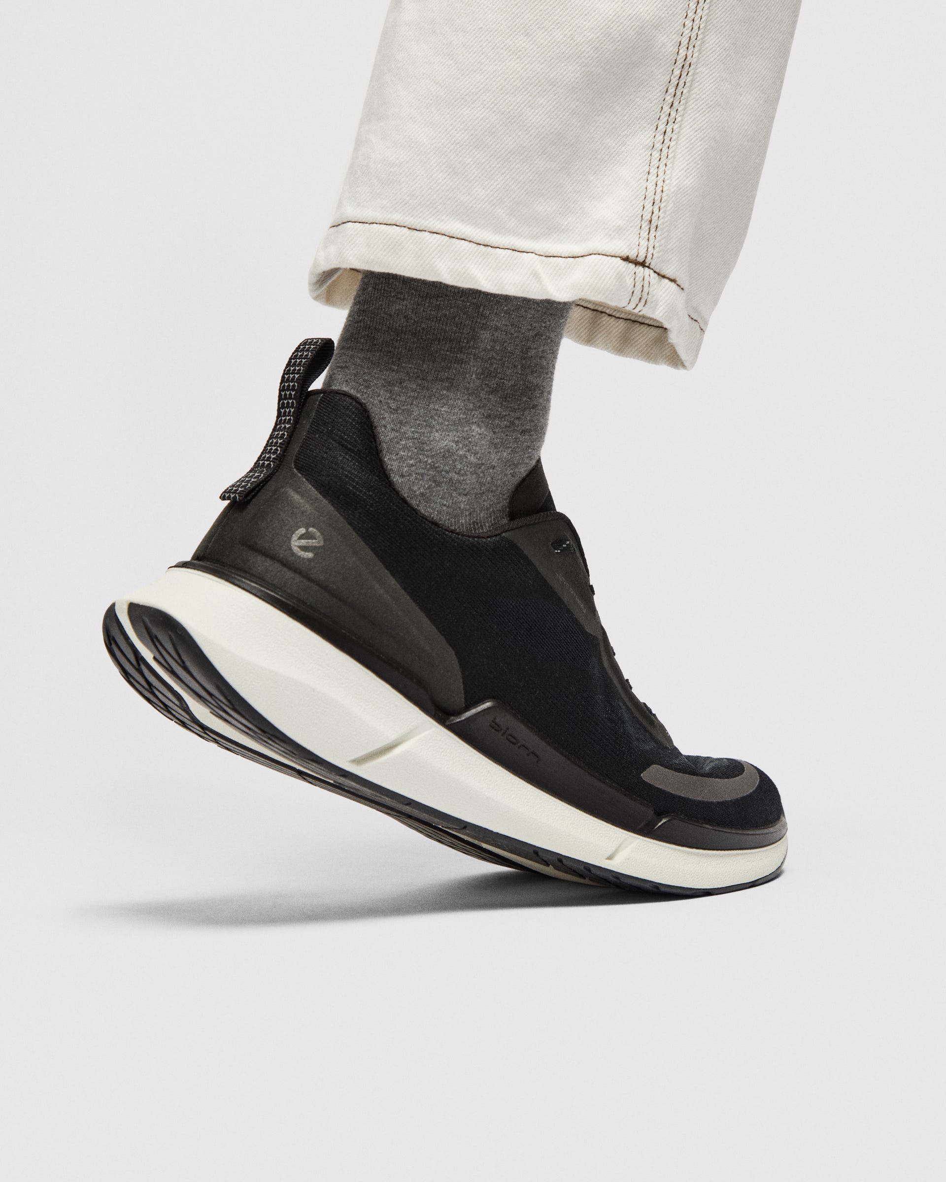 ECCO BIOM 2.2 メンズ テキスタイルスニーカー - ブラック - Lifestyle image-1