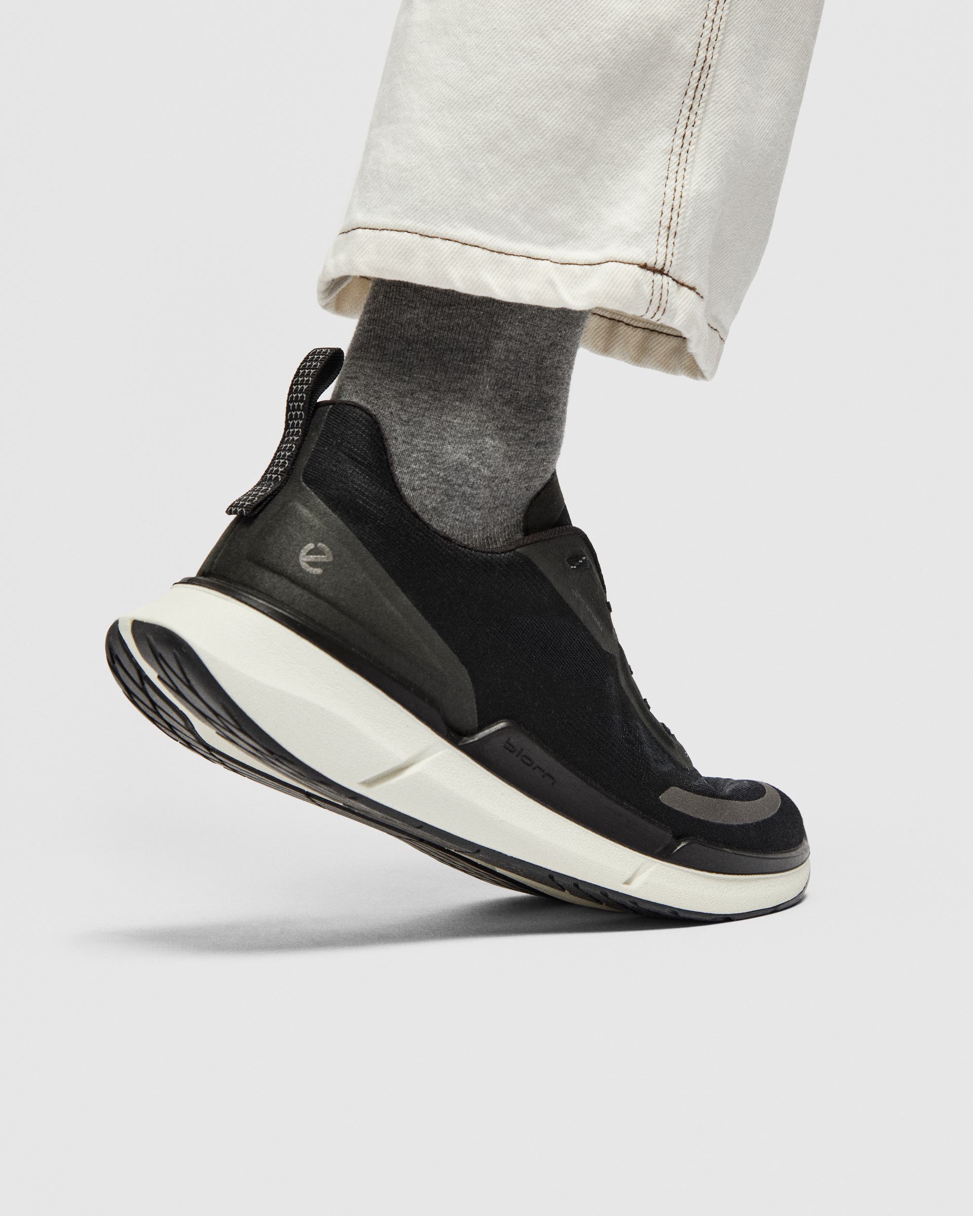 ECCO BIOM 2.2 メンズ テキスタイルスニーカー - ブラック - Lifestyle image-1