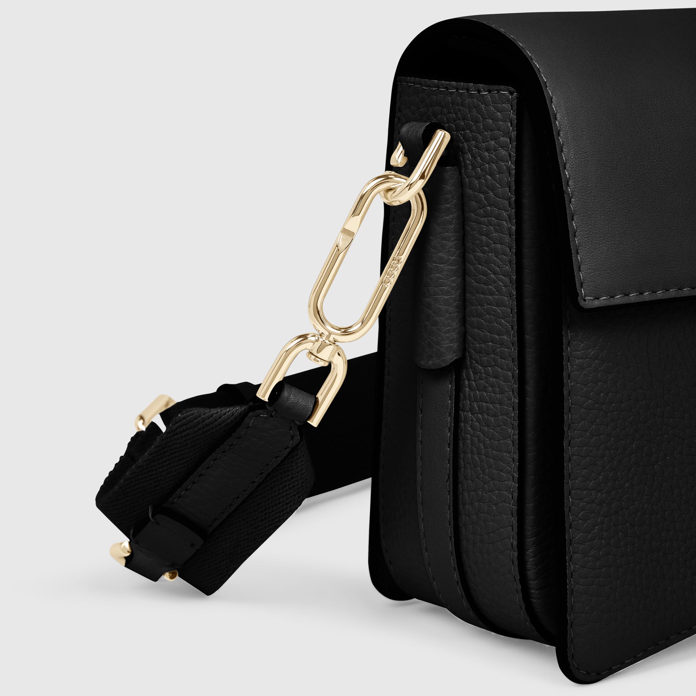 ECCO Textureblock Pinch Full Size レザークロスボディバッグ - ブラック - Detail-1