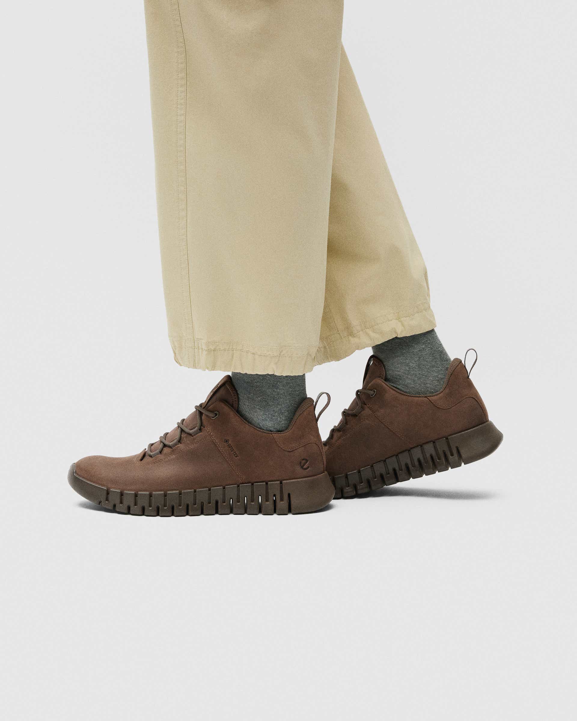 ECCO® GRUUV Herren Sneaker aus Nubukleder mit Gore-Tex - Beige - Lifestyle image-1