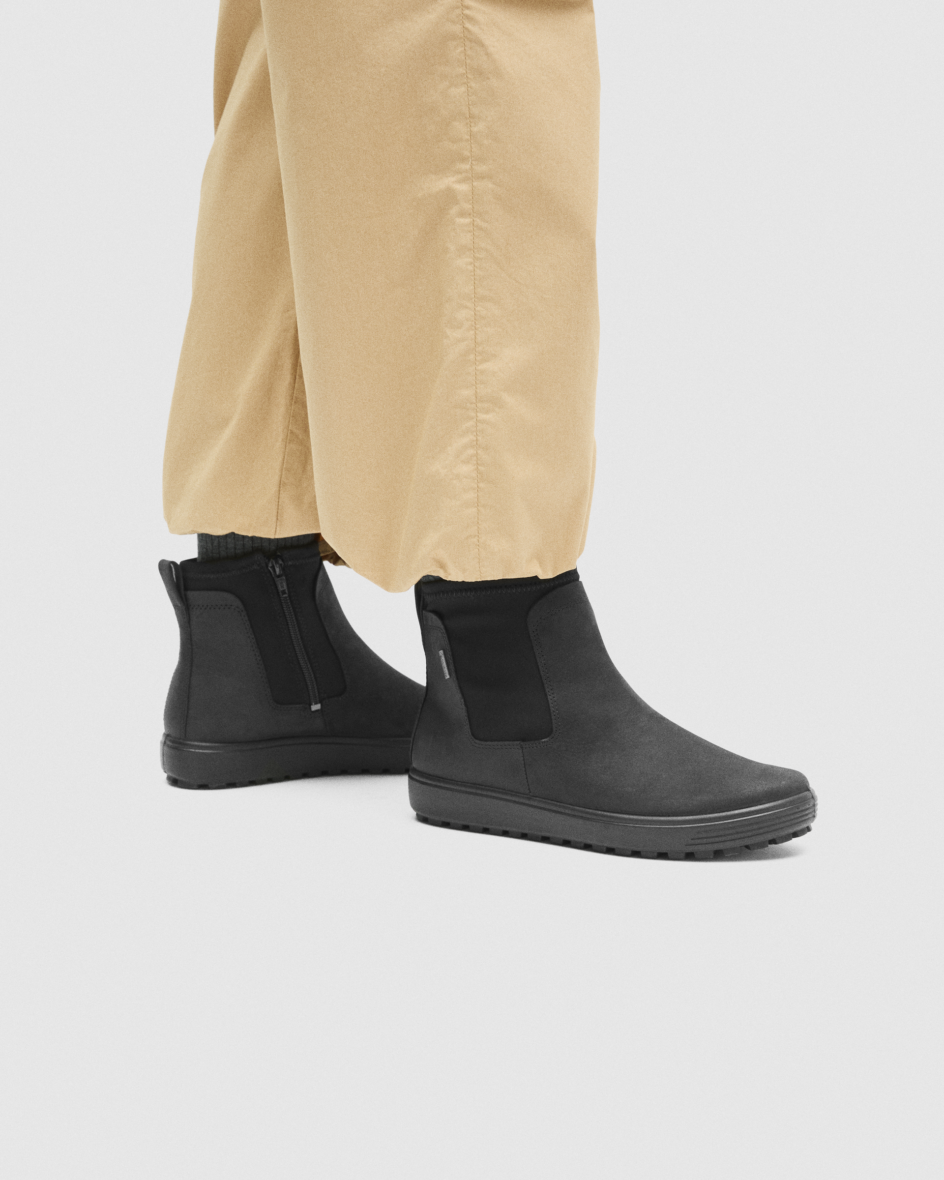 ECCO Soft 7 Tred ウィメンズ Gore-Texチェルシーブーツ - ブラック - Lifestyle image-1