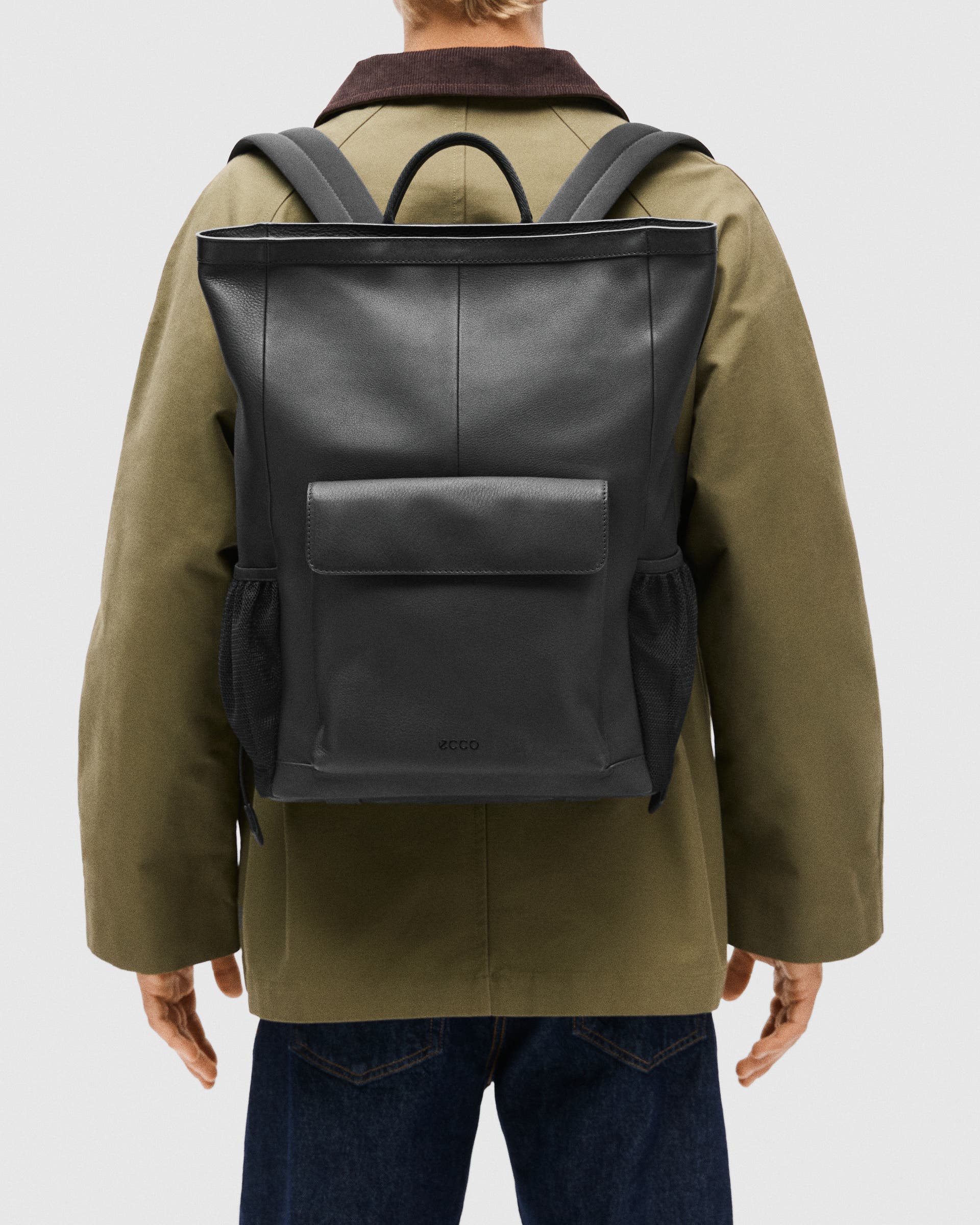 ECCO® Square Pack bőr hátizsák - Fekete - Lifestyle image-1