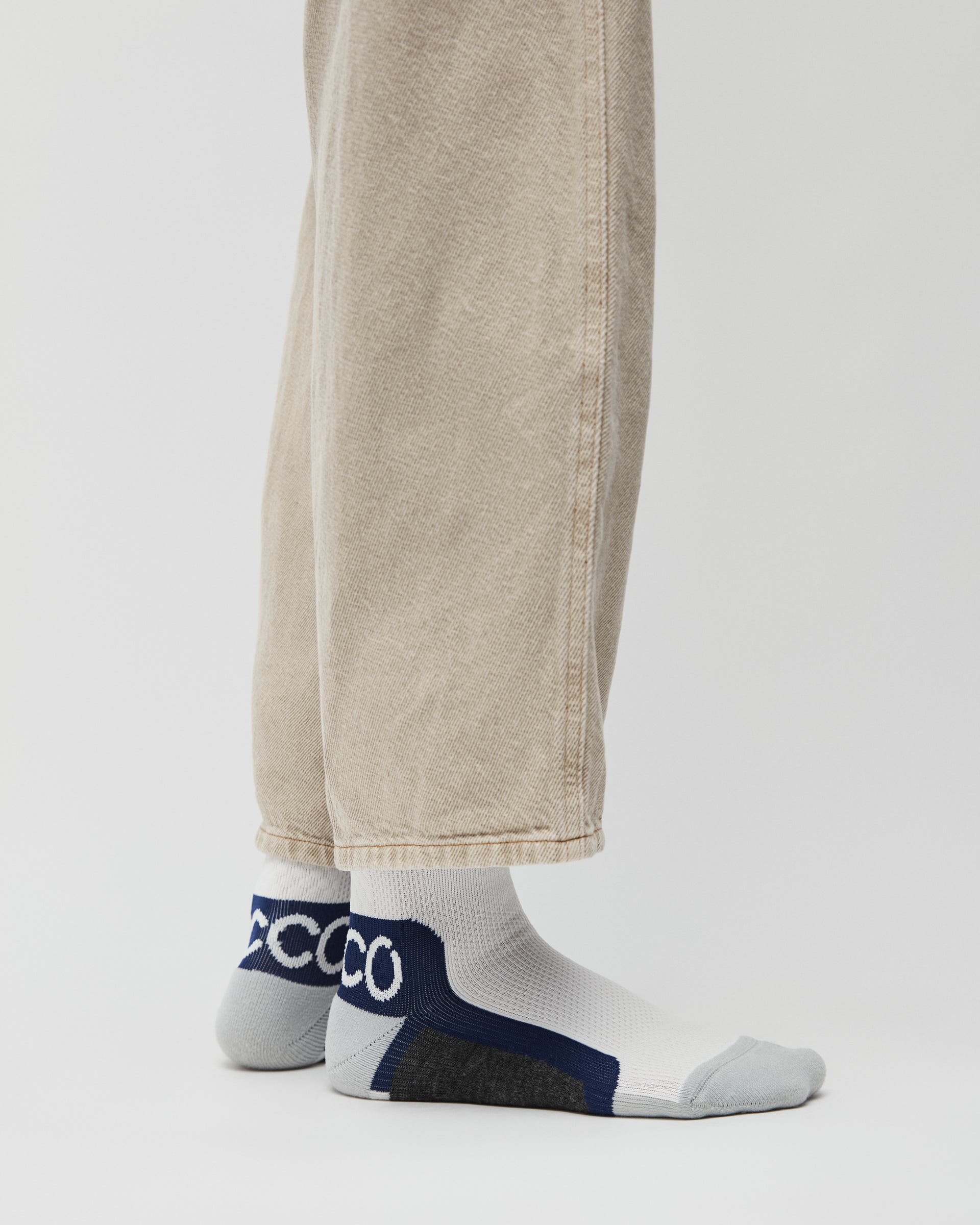 ECCO Biom ユニセックス ファンクショナルミッドカットソックス - ホワイト - Lifestyle image-1