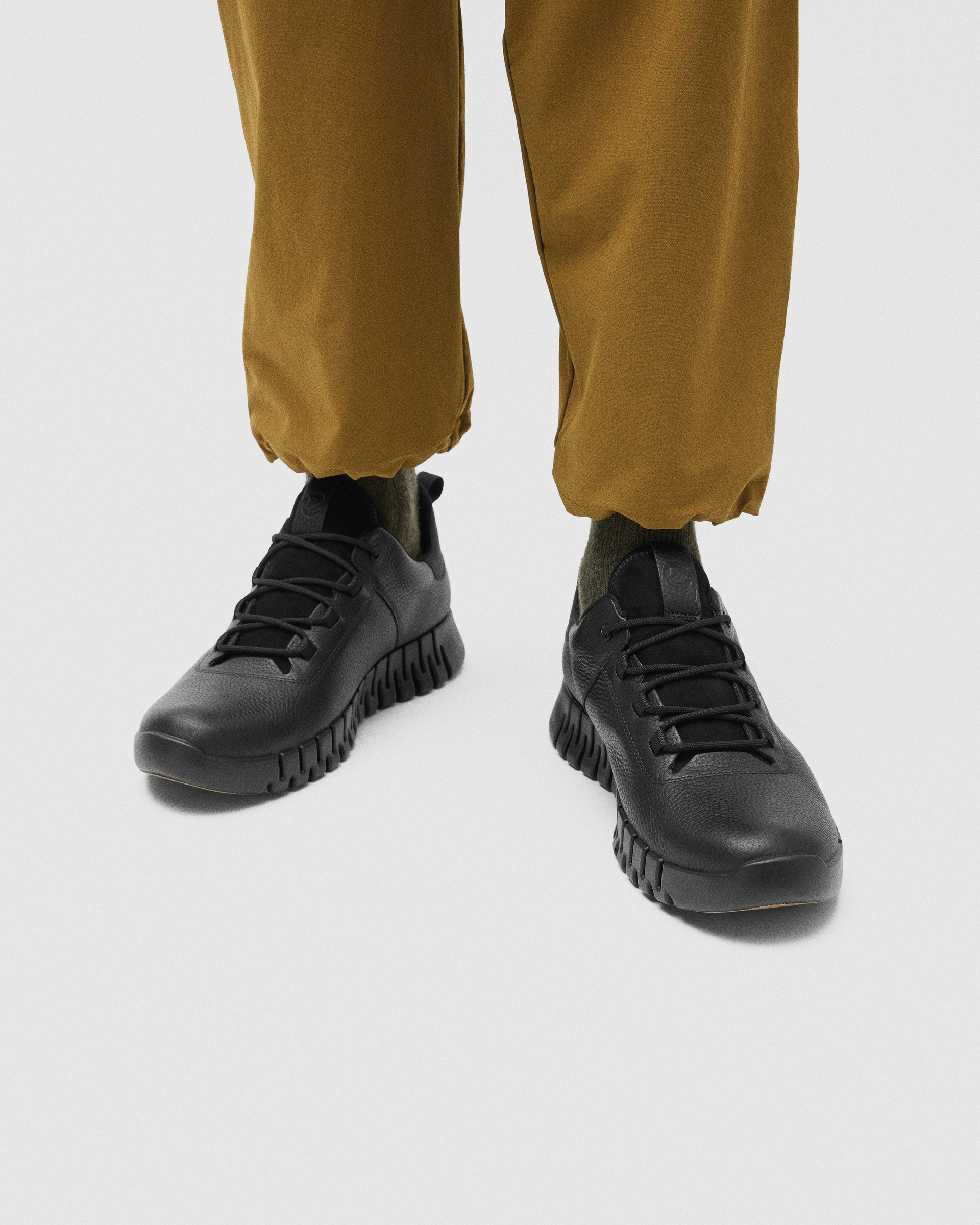 ECCO® Gruuv férfi Gore-Tex bőr sneaker - Fekete - Lifestyle image-1