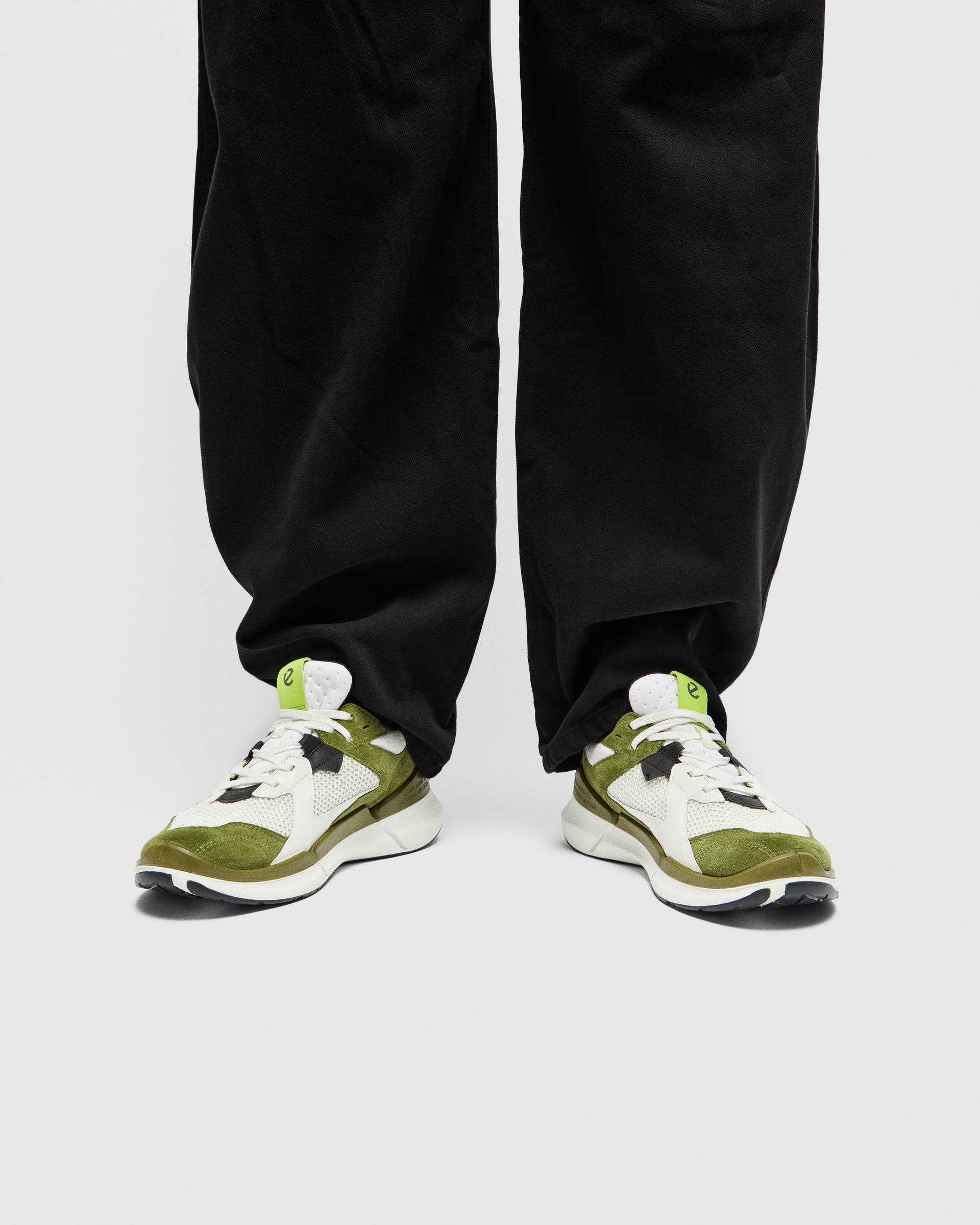 Pánské velurové tenisky ECCO® BIOM 2.2 - Zelená - Lifestyle image-1