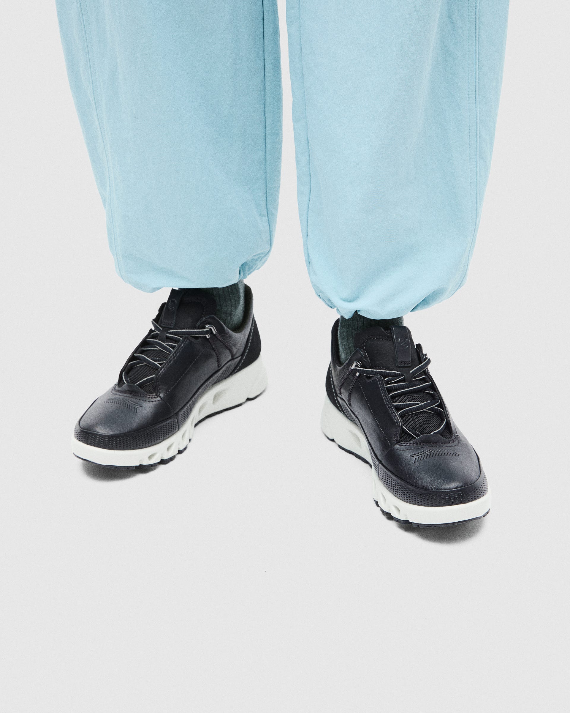 Dámska kožená obuv Gore-Tex ECCO® Multi-Vent - Čierna - Lifestyle image-1