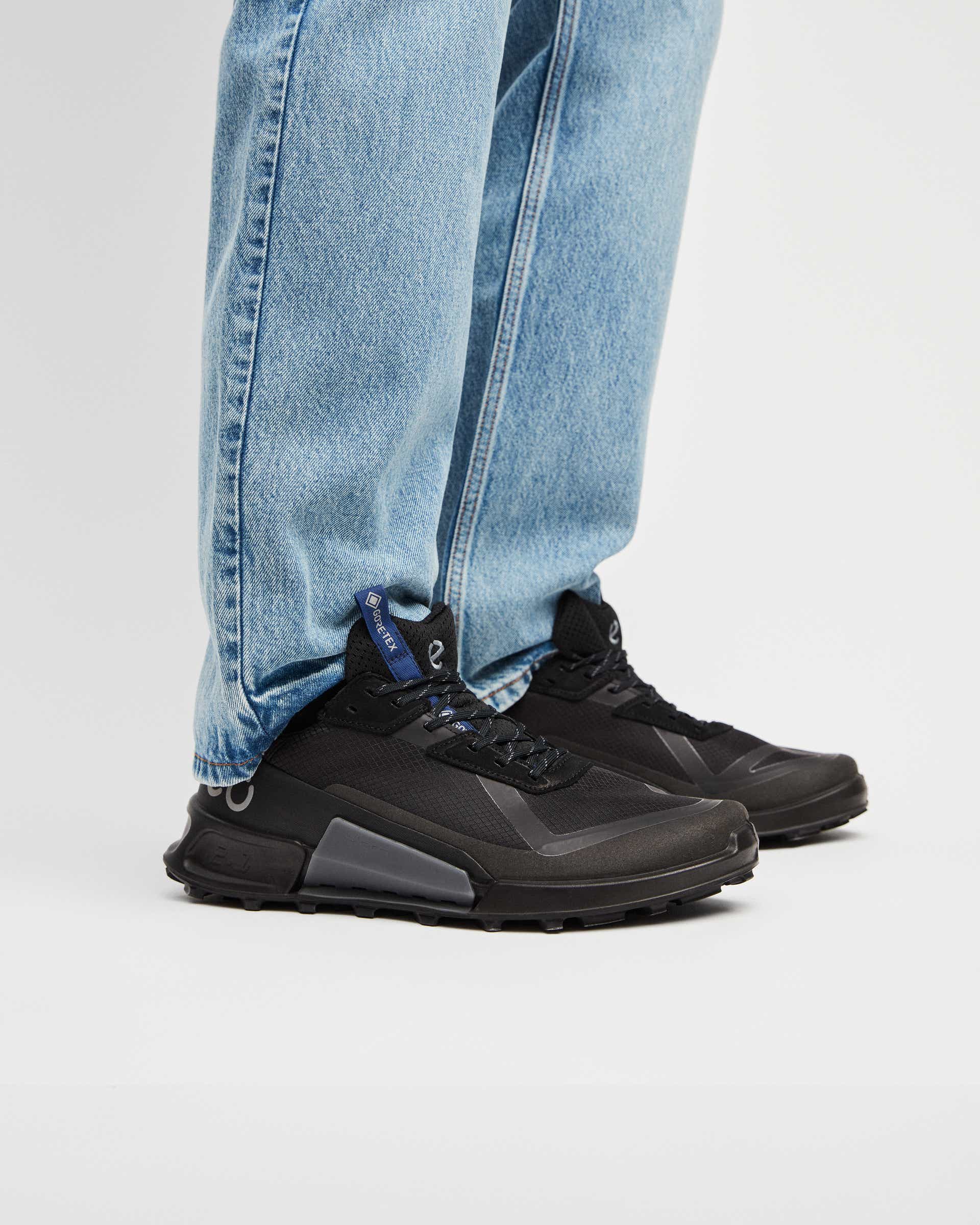 ECCO BIOM 2.1 X Country メンズ テキスタイルGore-Texトレイルランニングシューズ - ブラック - Lifestyle image-1