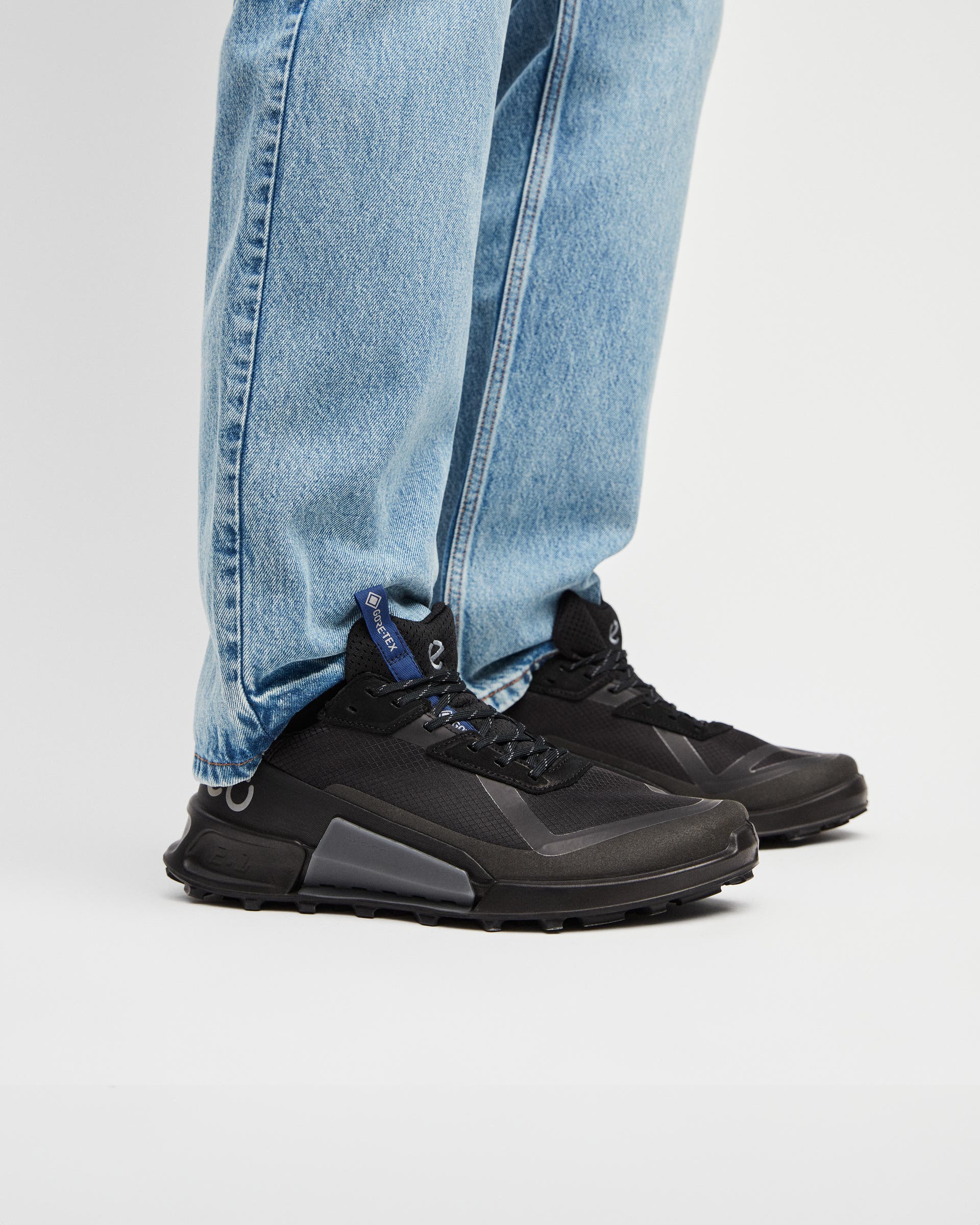 ECCO BIOM 2.1 X Country メンズ テキスタイルGore-Texトレイルランニングシューズ - ブラック - Lifestyle image-1