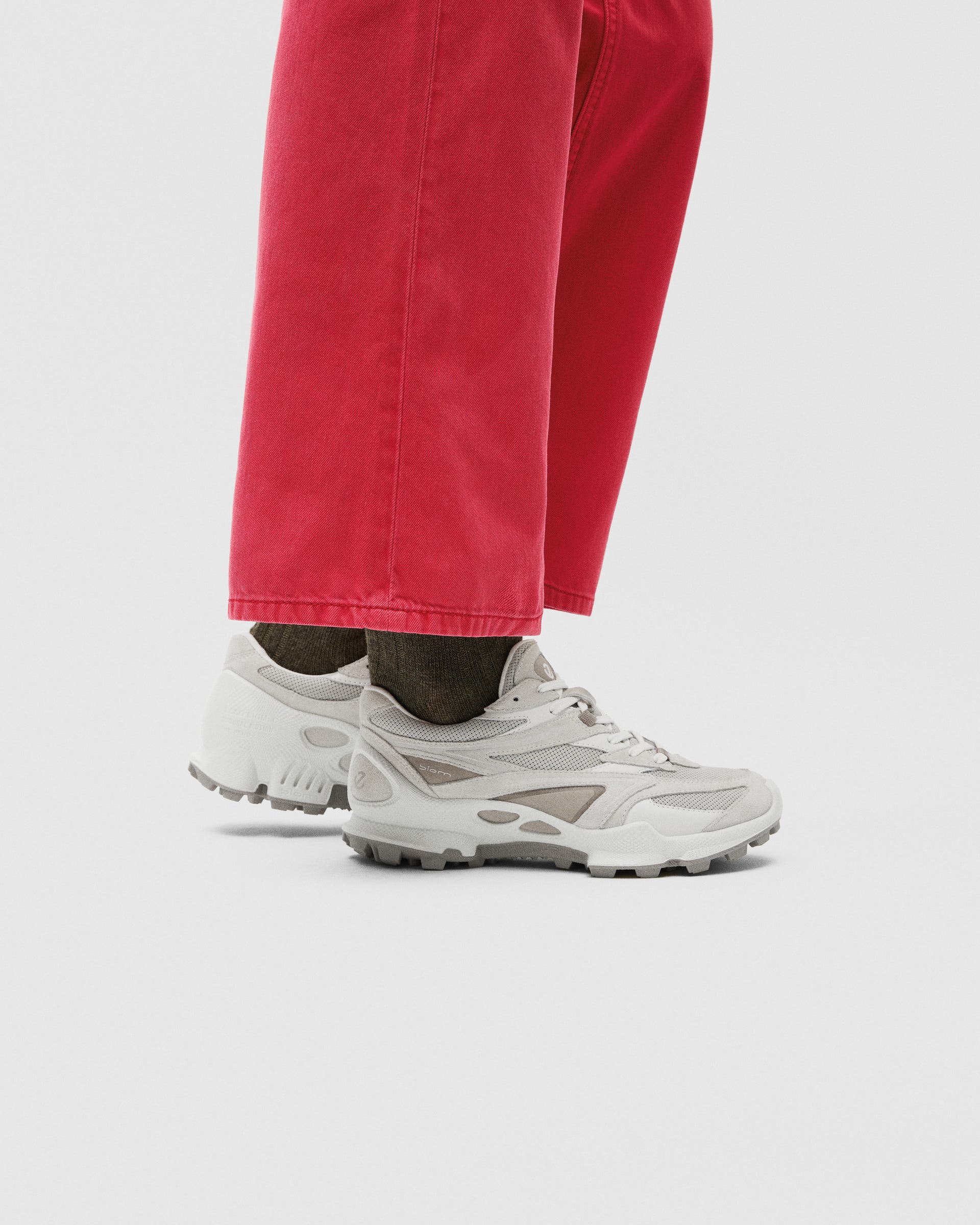 Dámské velurové tenisky ECCO® BIOM C-TRAIL - Bílá - Lifestyle image-1