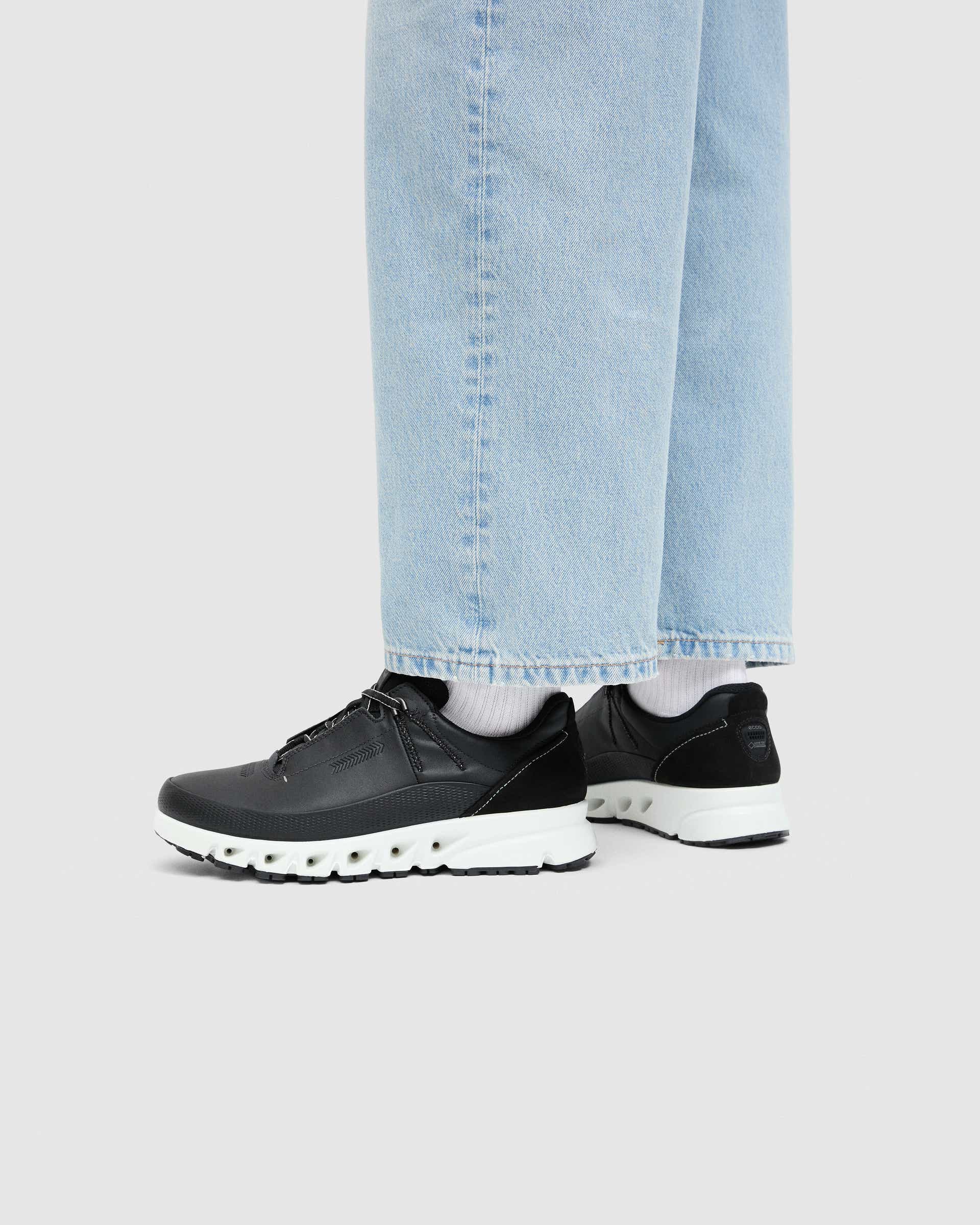 Zapatos de piel Gore-Tex ECCO® Multi-Vent para hombre - Negro - Lifestyle image-1