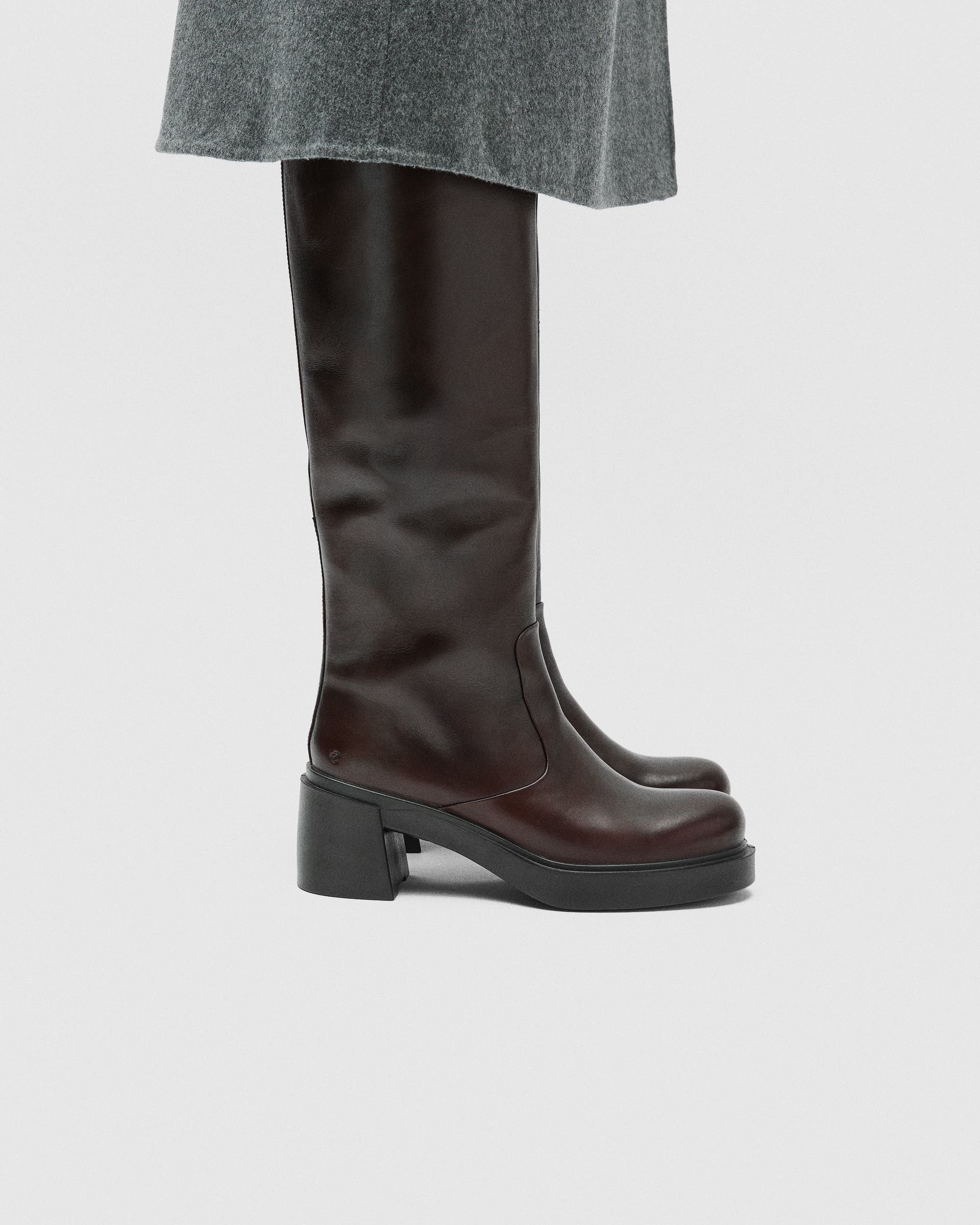 ECCO® METROPOLE SEOUL 45 bottes hautes en cuir pour femme - Marron - Lifestyle image-1