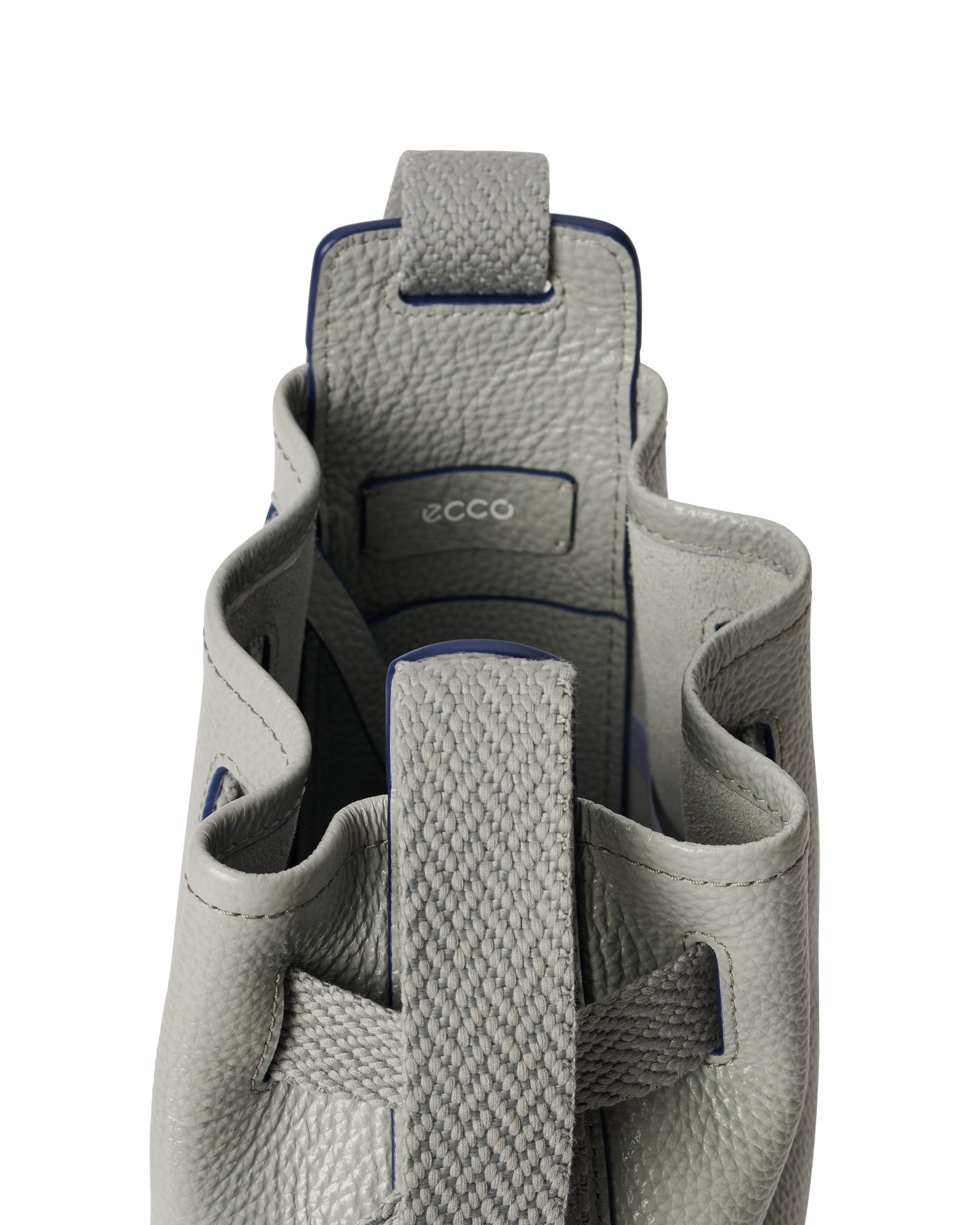 ショルダーバックを下げたエキゾチックショートヘアさん(グレー