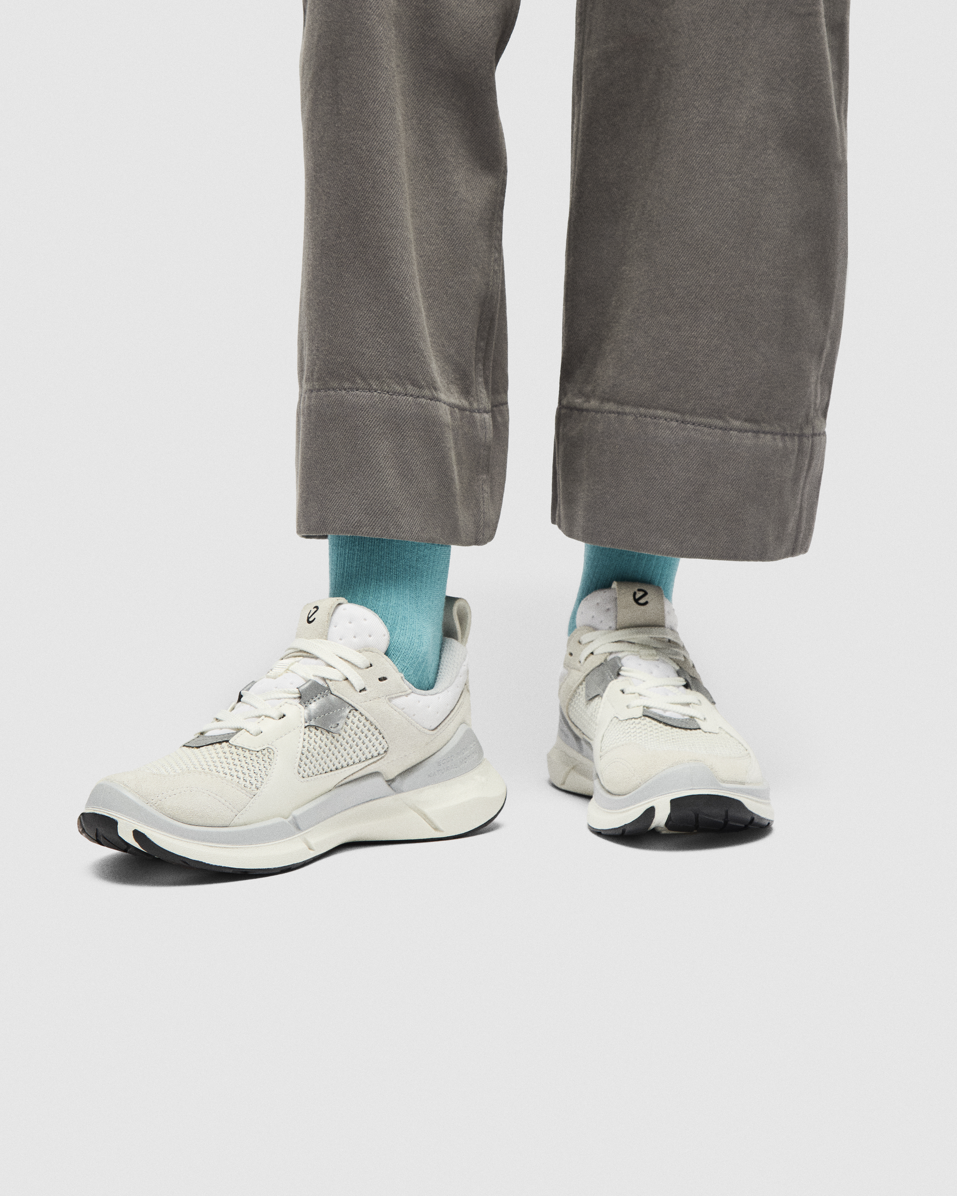 Zapatillas de ante ECCO® BIOM 2.2 para mujer - Blanco - Lifestyle image-1