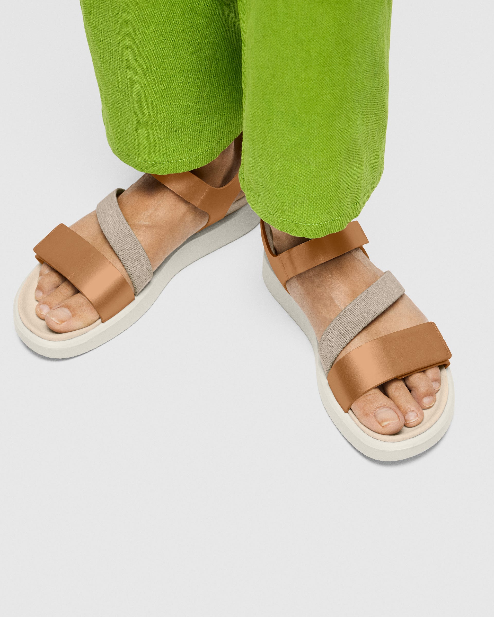 ECCO® Flowt Damen Flache Nubuksandale - Braun - Lifestyle image-1