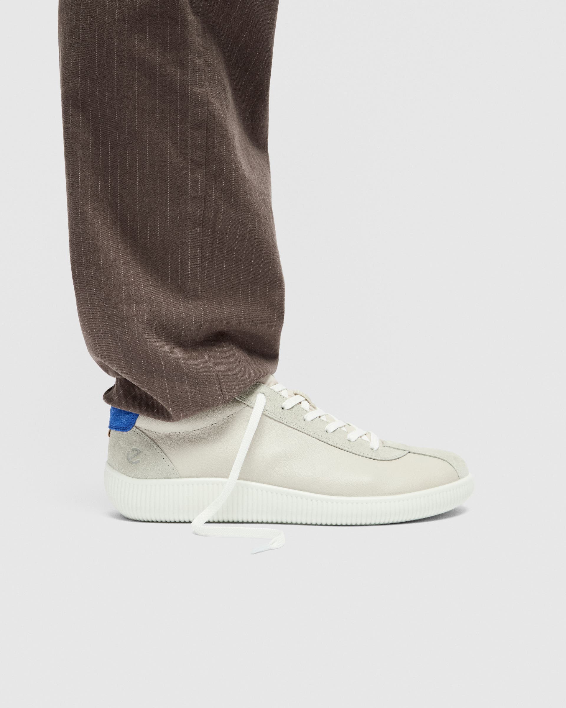 ECCO® Soft Zero Herren Ledersneaker - Grau - Lifestyle image-1