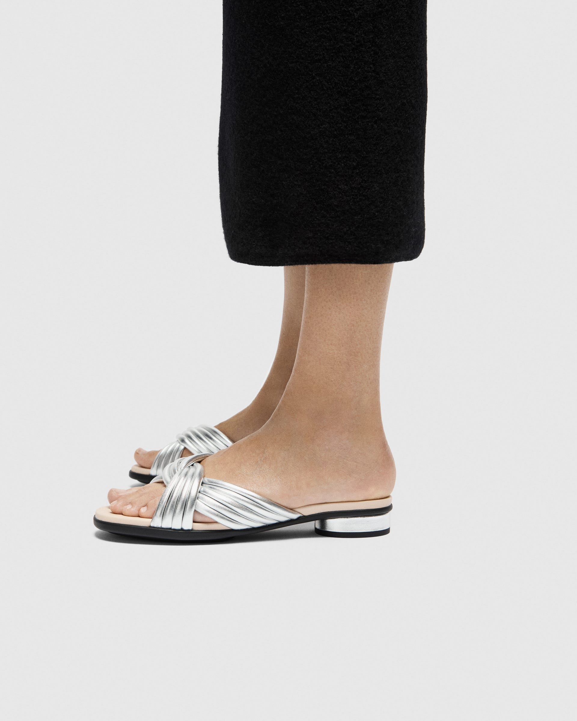 ECCO® Sculpted Alba 25 Damen Ledersandale mit Absatz - Metallic - Lifestyle image-1