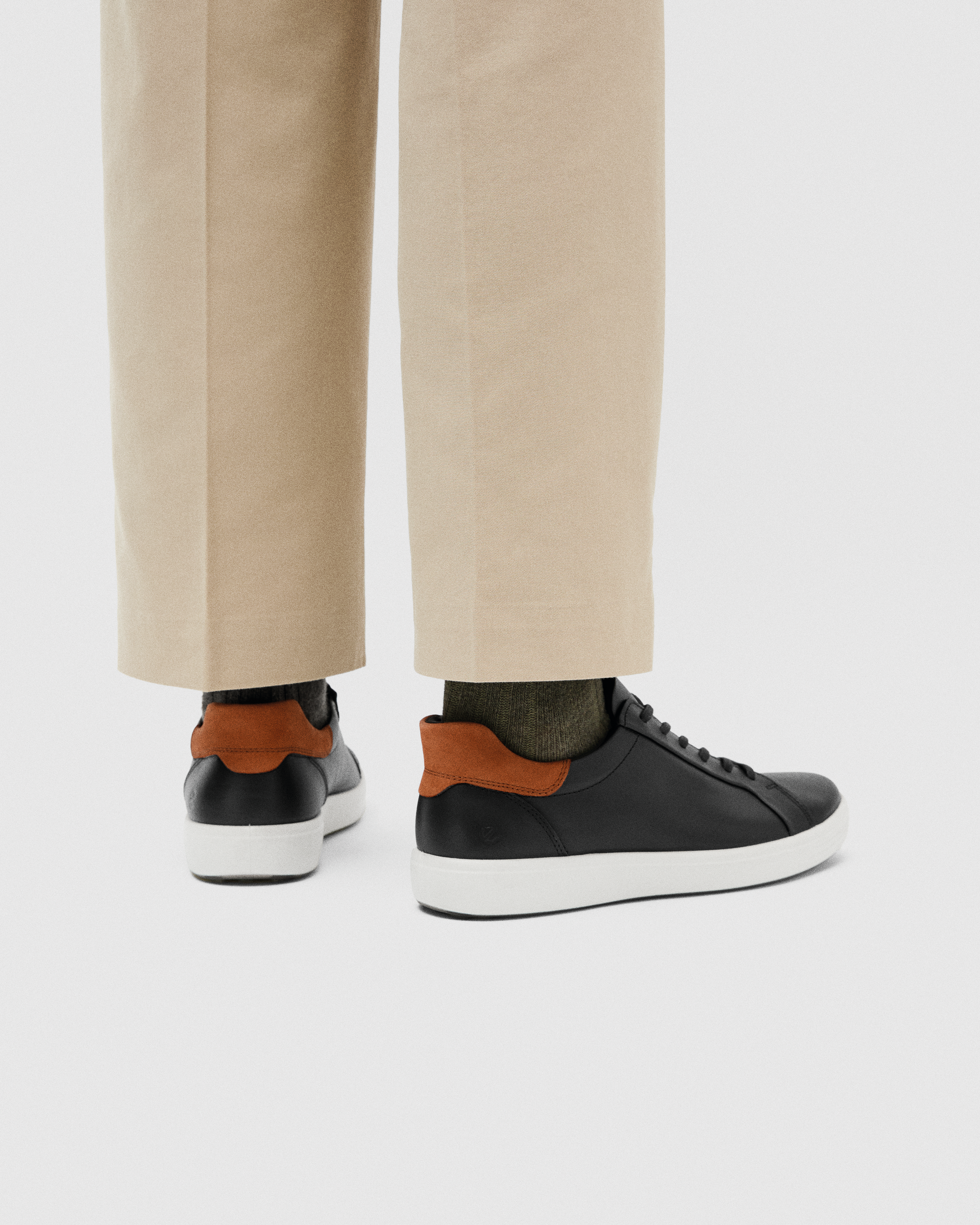 ECCO® Soft 7 baskets en cuir pour homme - Noir - Lifestyle image-1