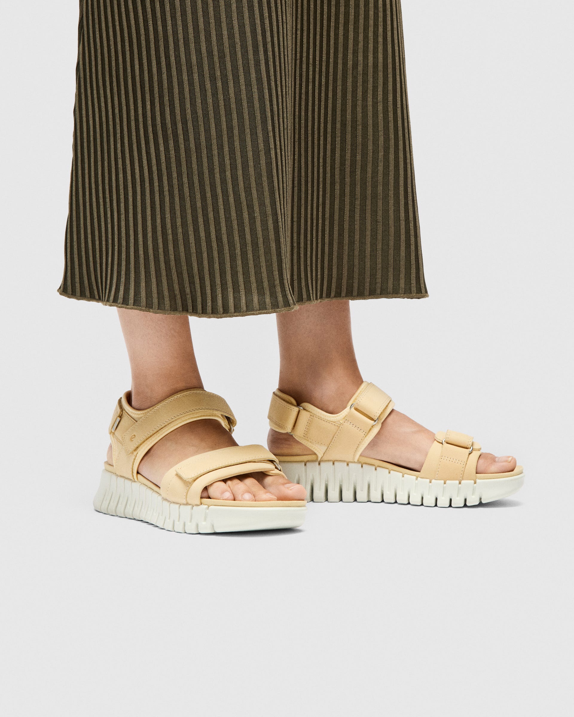 ECCO® Gruuv Sol Damen Nubuksandale mit Absatz - Gelb - Lifestyle image-1