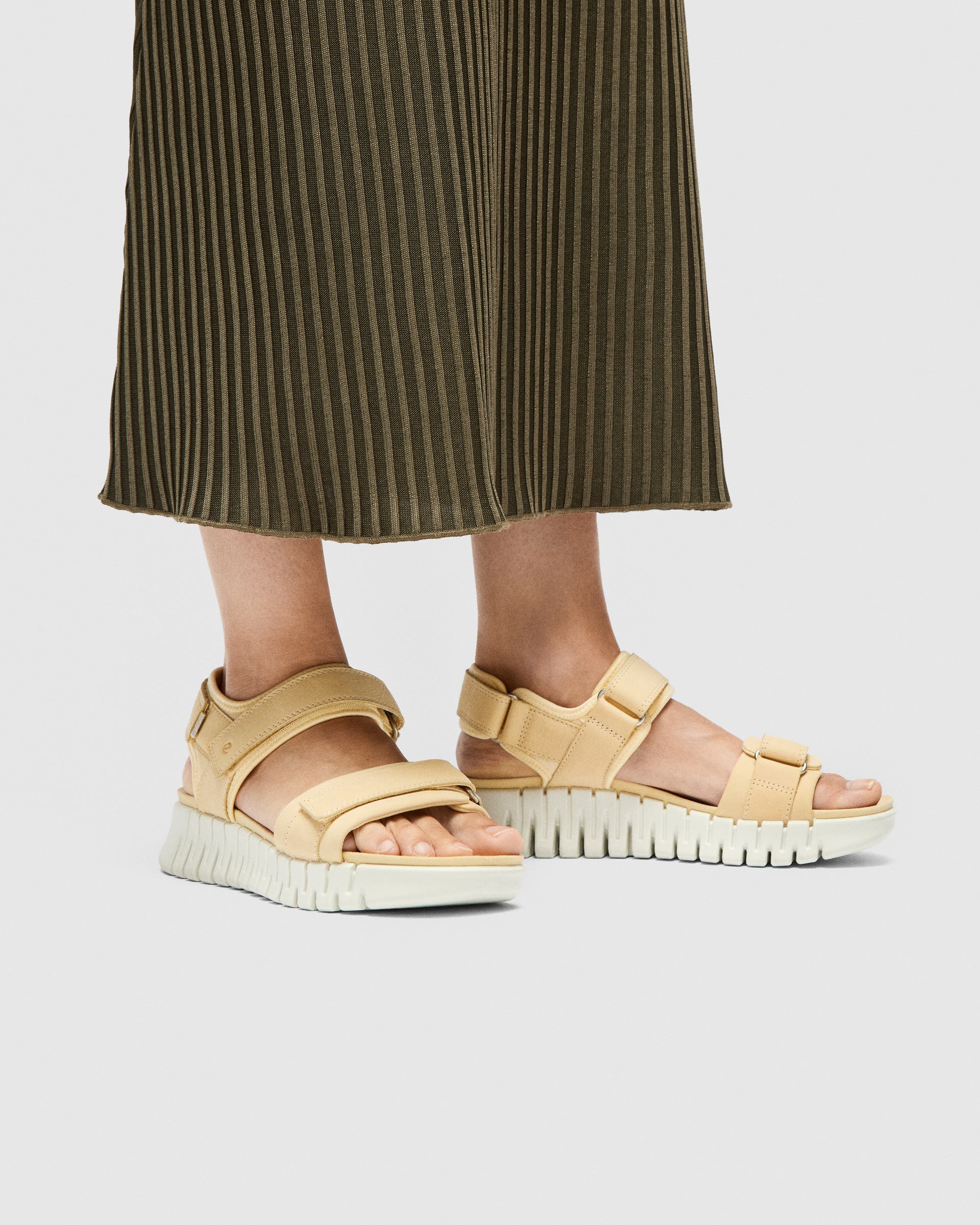 ECCO® Gruuv Sol Damen Nubuksandale mit Absatz - Gelb - Lifestyle image-1