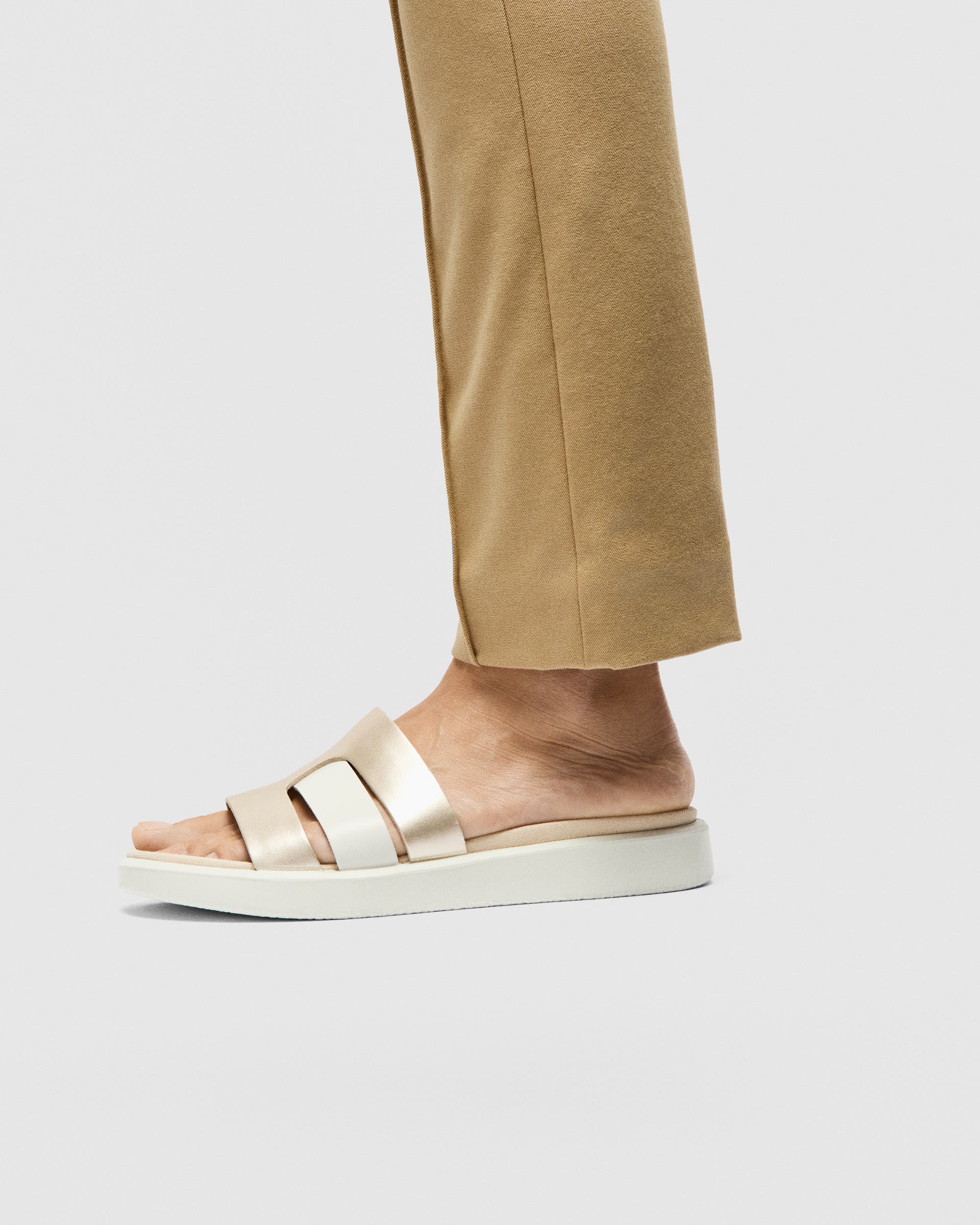 ECCO® Flowt Damen Lederpantolette - Metallic - Lifestyle image-1