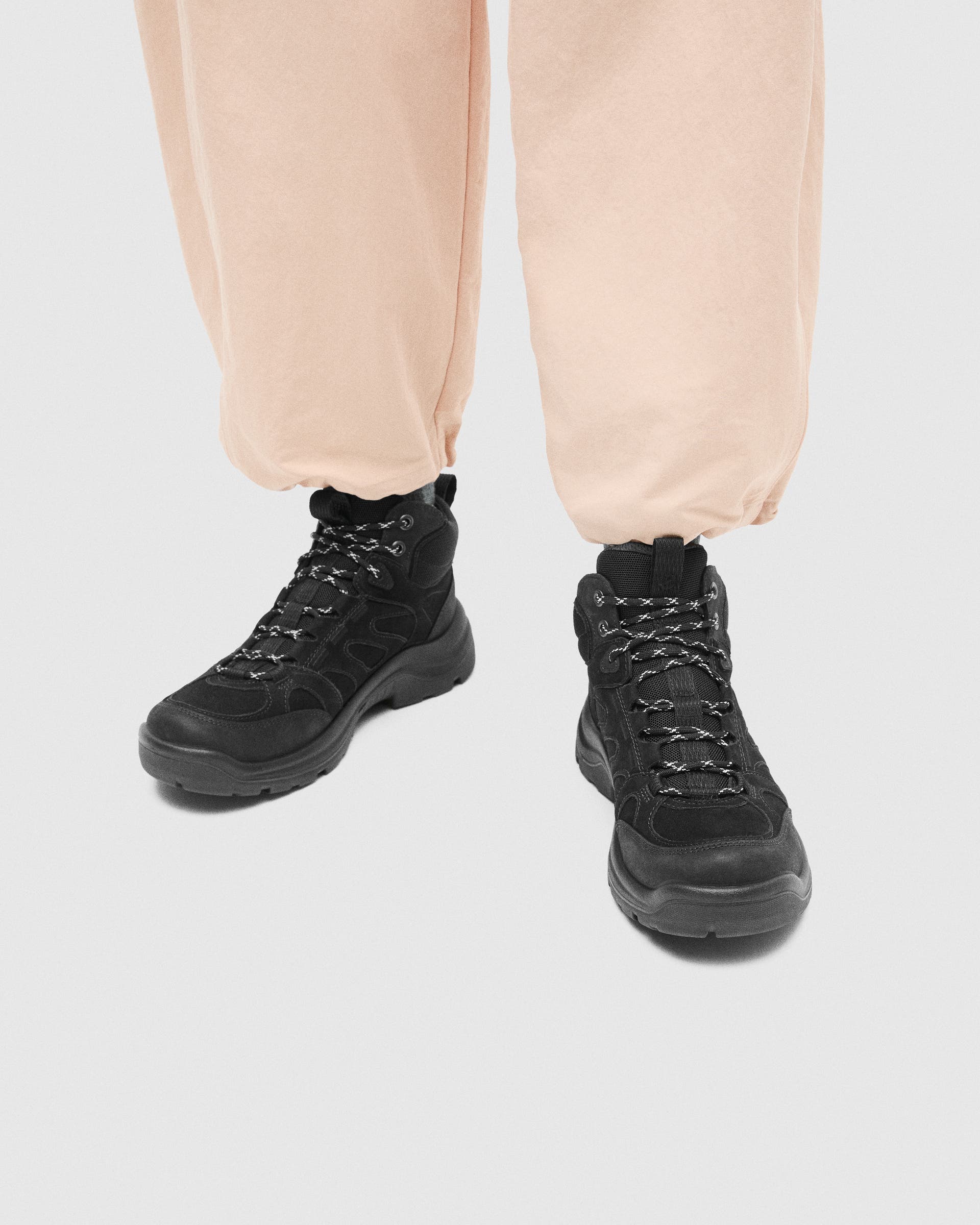 ECCO® Offroad chaussures de randonnée imperméable de plein air mi-hautes en nubuck pour femme - Noir - Lifestyle image-1