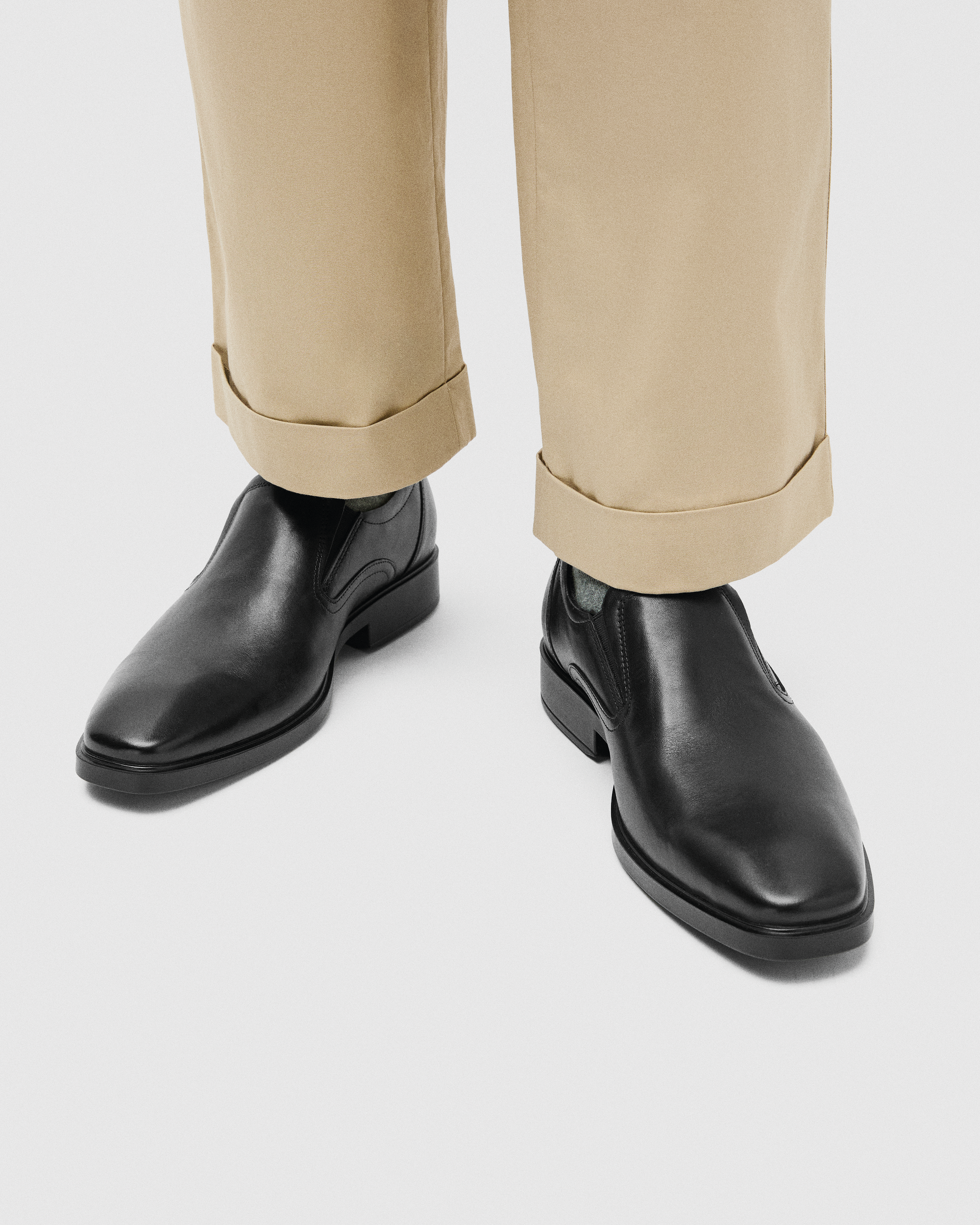 Pánska kožená nazúvacia obuv ECCO® Metropole Milan - Čierna - Lifestyle image-1