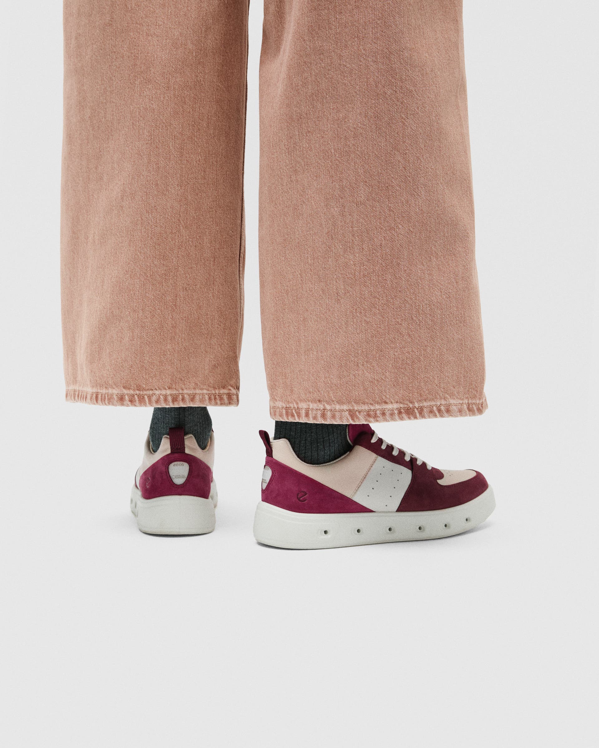 ECCO® STREET 720 Skinnsneaker med Gore-Tex dam - Röd - Lifestyle image-1