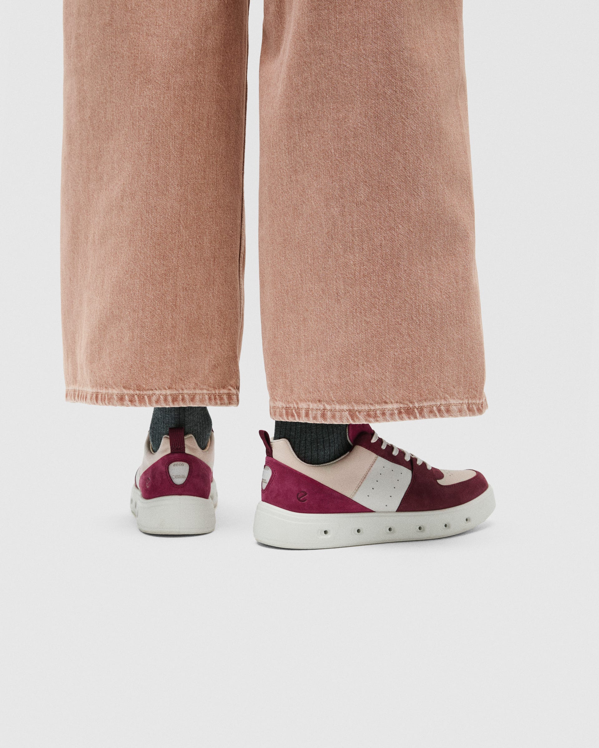 ECCO® STREET 720 Skinnsneaker med Gore-Tex dam - Röd - Lifestyle image-1