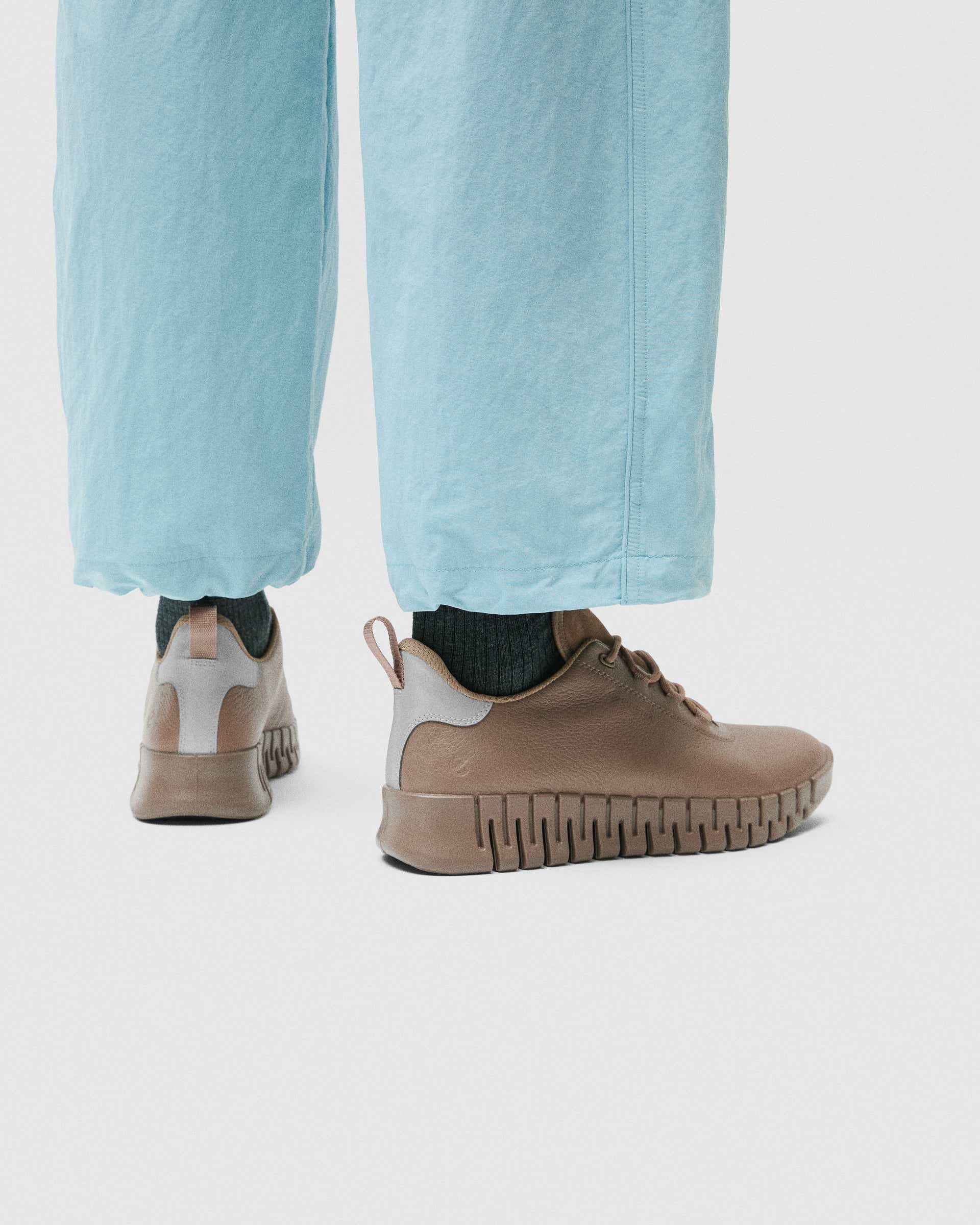 ECCO® GRUUV Skinnsneaker med Gore-Tex dam - Brun - Lifestyle image-1