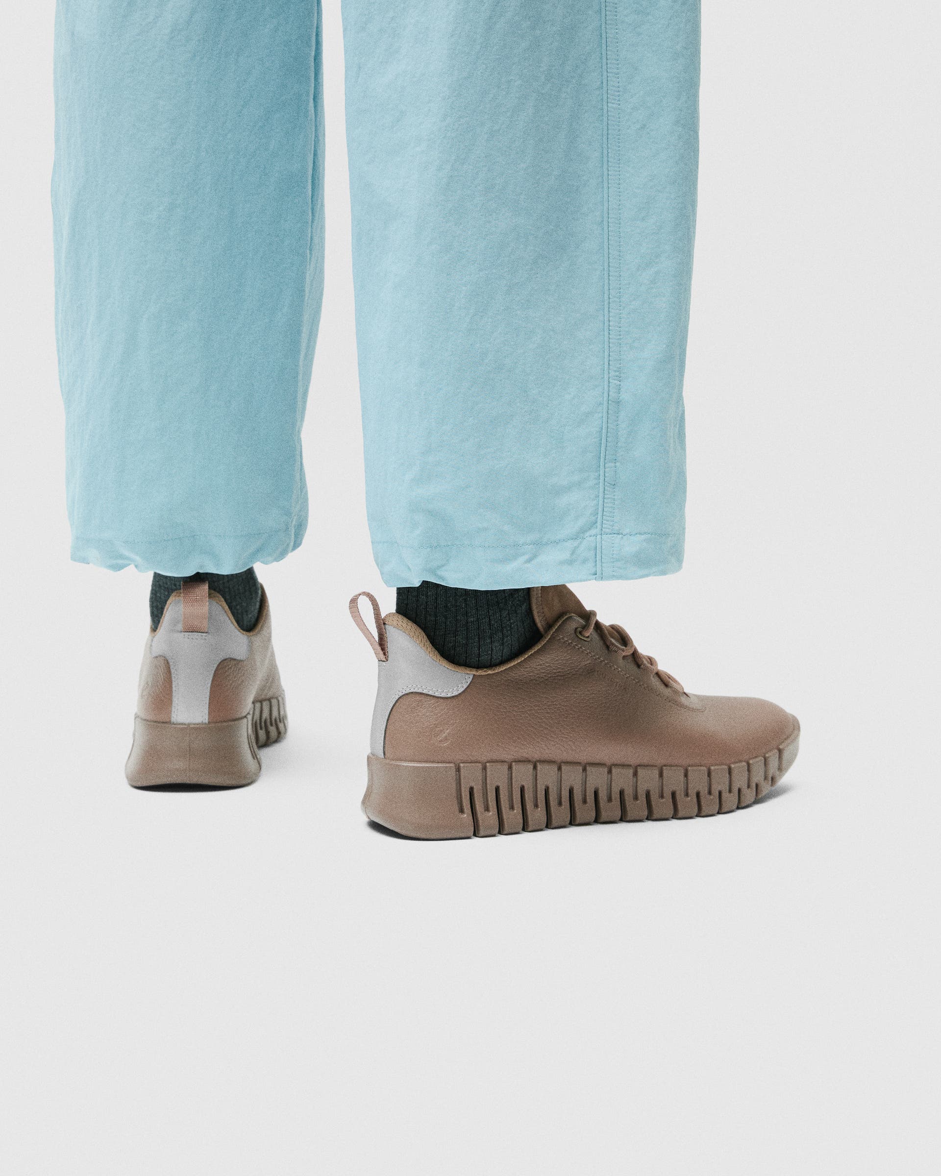 ECCO® GRUUV Skinnsneaker med Gore-Tex dam - Brun - Lifestyle image-1