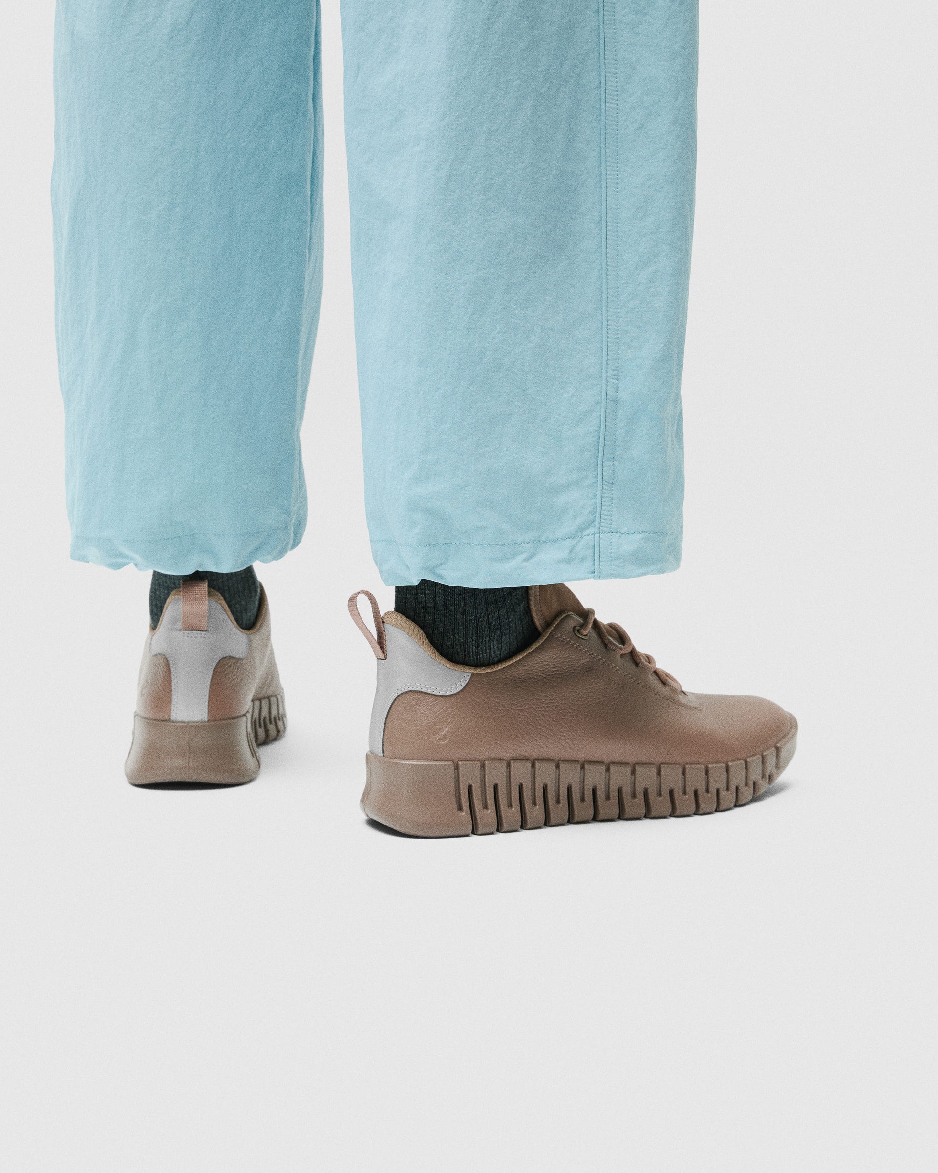 ECCO® GRUUV Skinnsneaker med Gore-Tex dam - Brun - Lifestyle image-1