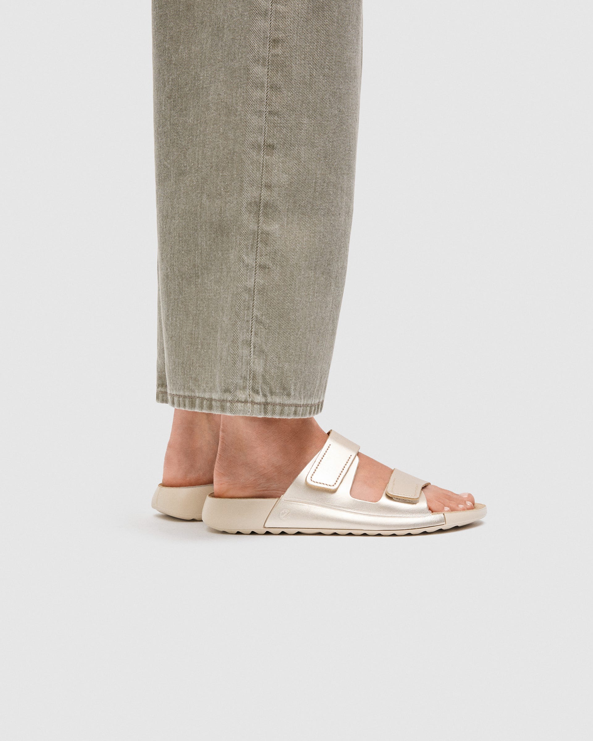 ECCO® Cozmo Skinnsandal med två remmar dam - Guld - Lifestyle image-1