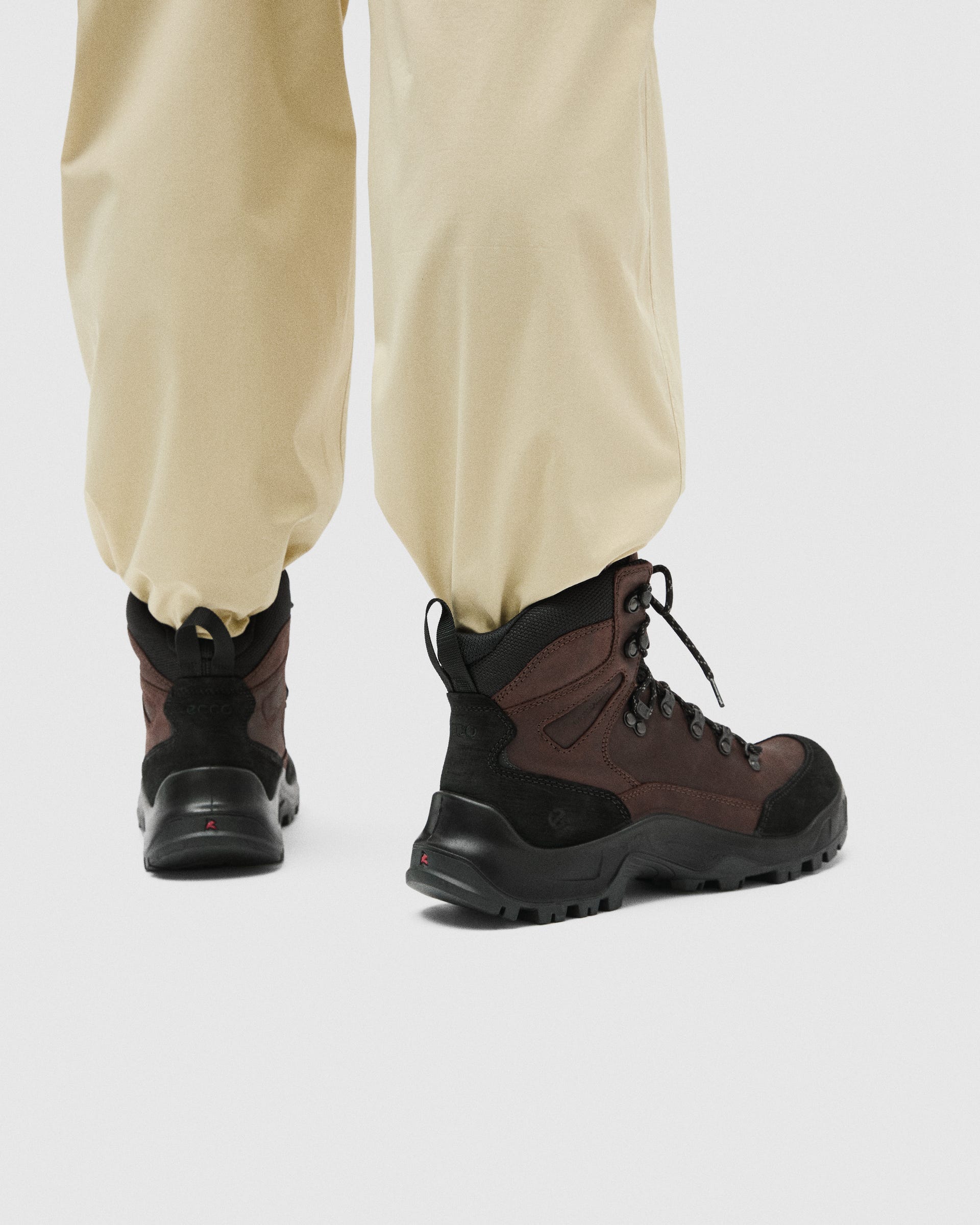 ECCO® Offroad Vattentät halvhög känga i nubuck för utomhusbruk herr - Brun - Lifestyle image-1