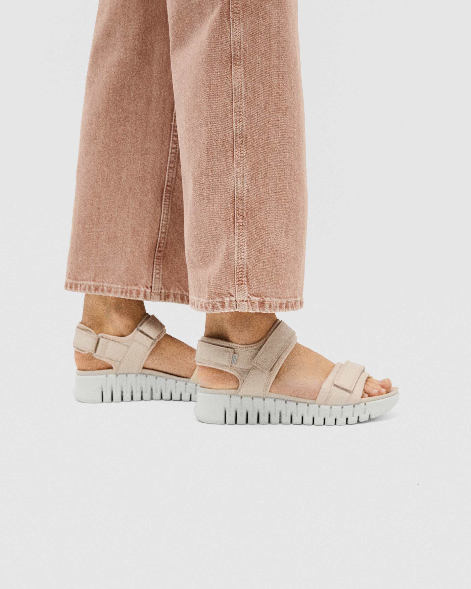 ECCO® Gruuv Sol sandale à talon en cuir pour femme - Beige - Lifestyle image-1