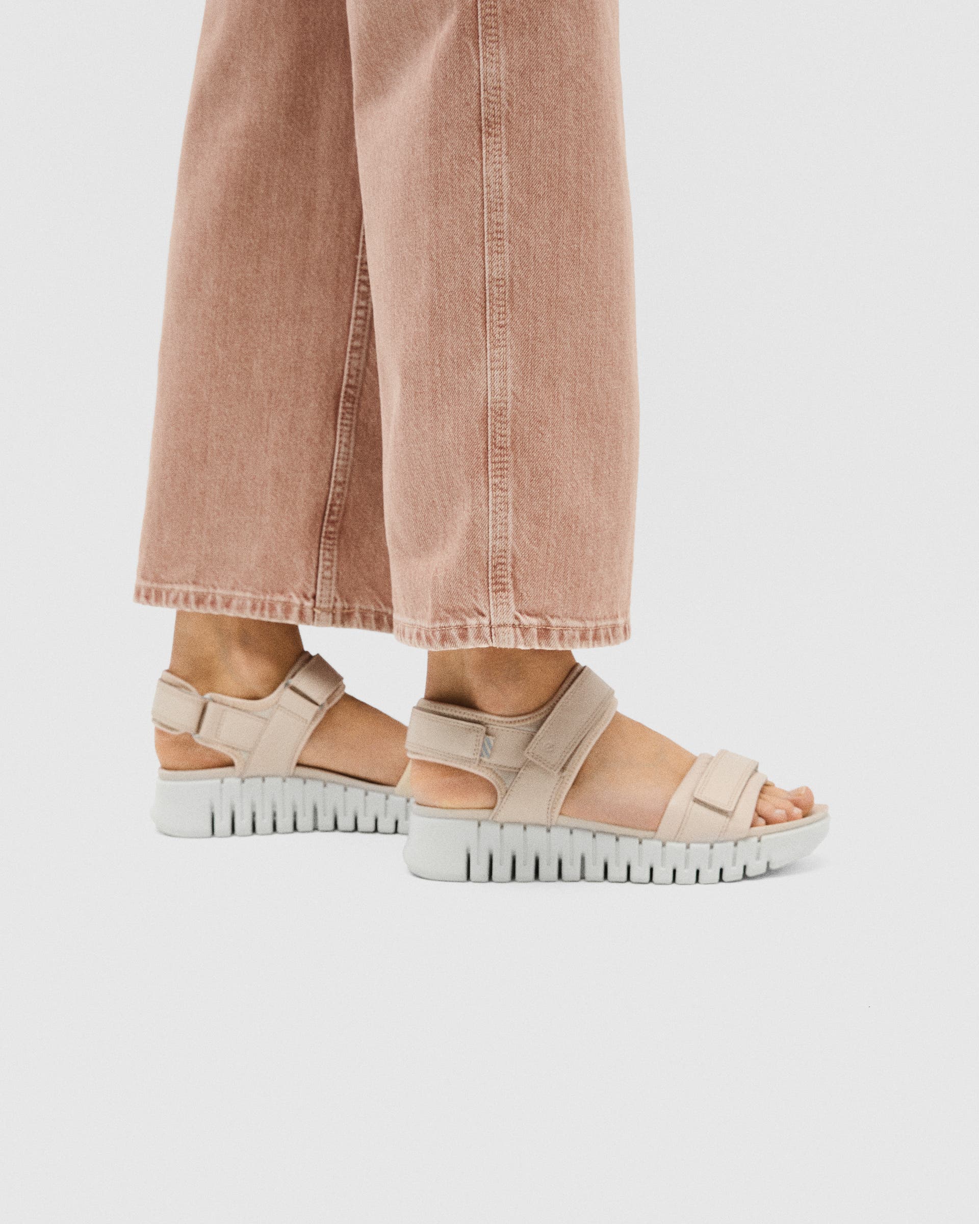 ECCO® Gruuv Sol sandale à talon en cuir pour femme - Beige - Lifestyle image-1