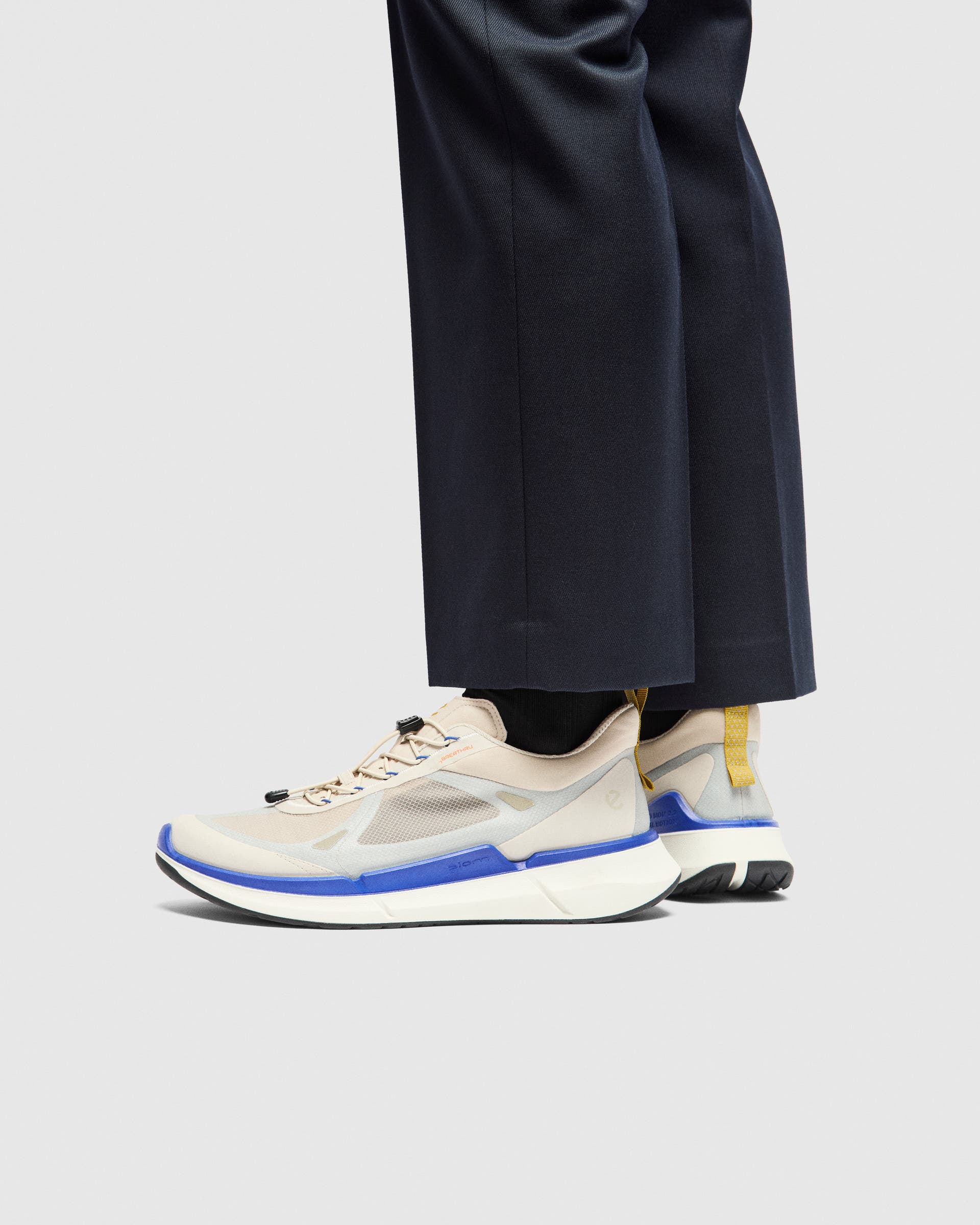 Ténis têxtil homem ECCO® BIOM 2.2 - Cinzento - Lifestyle image-1