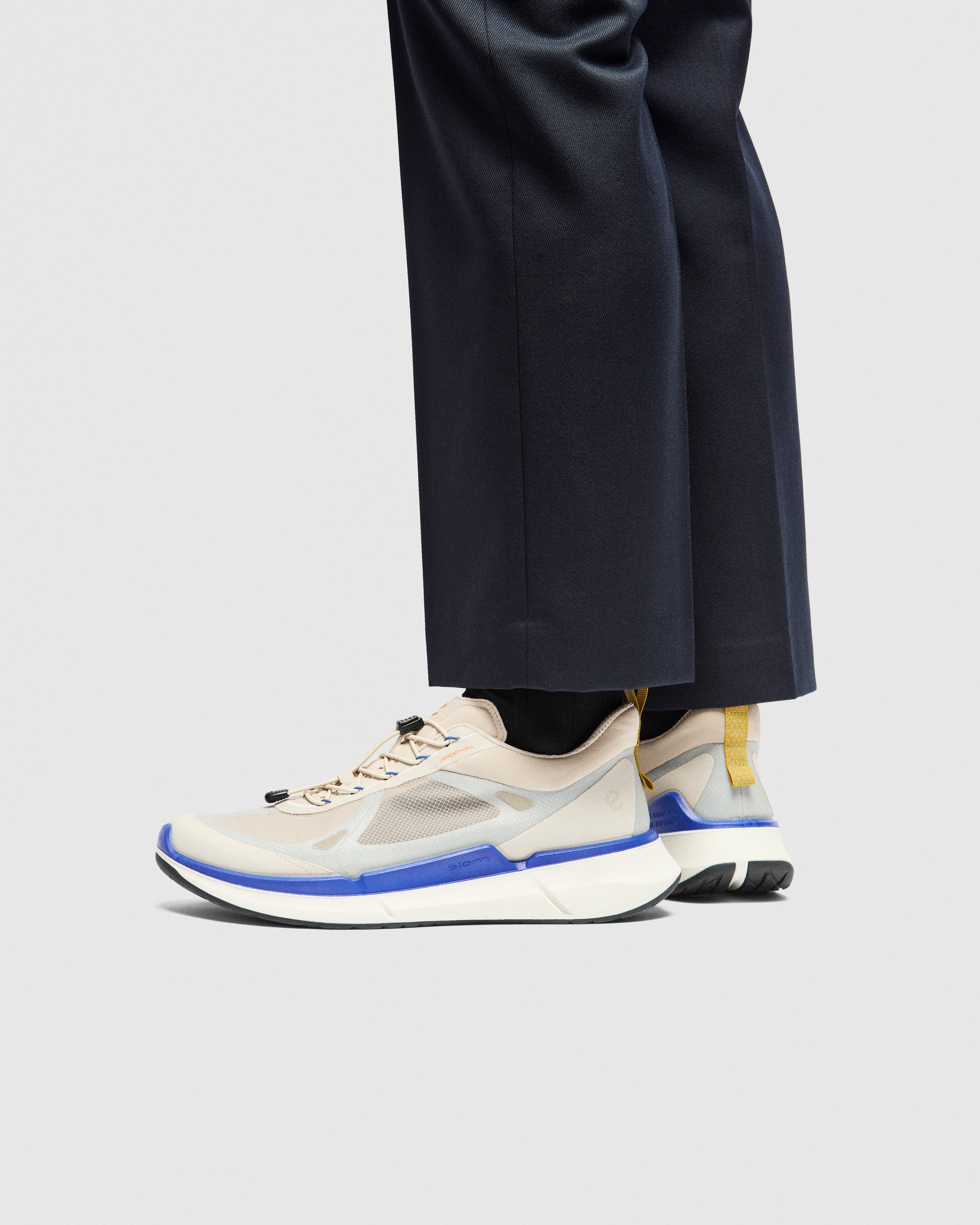 Ténis têxtil homem ECCO® BIOM 2.2 - Cinzento - Lifestyle image-1