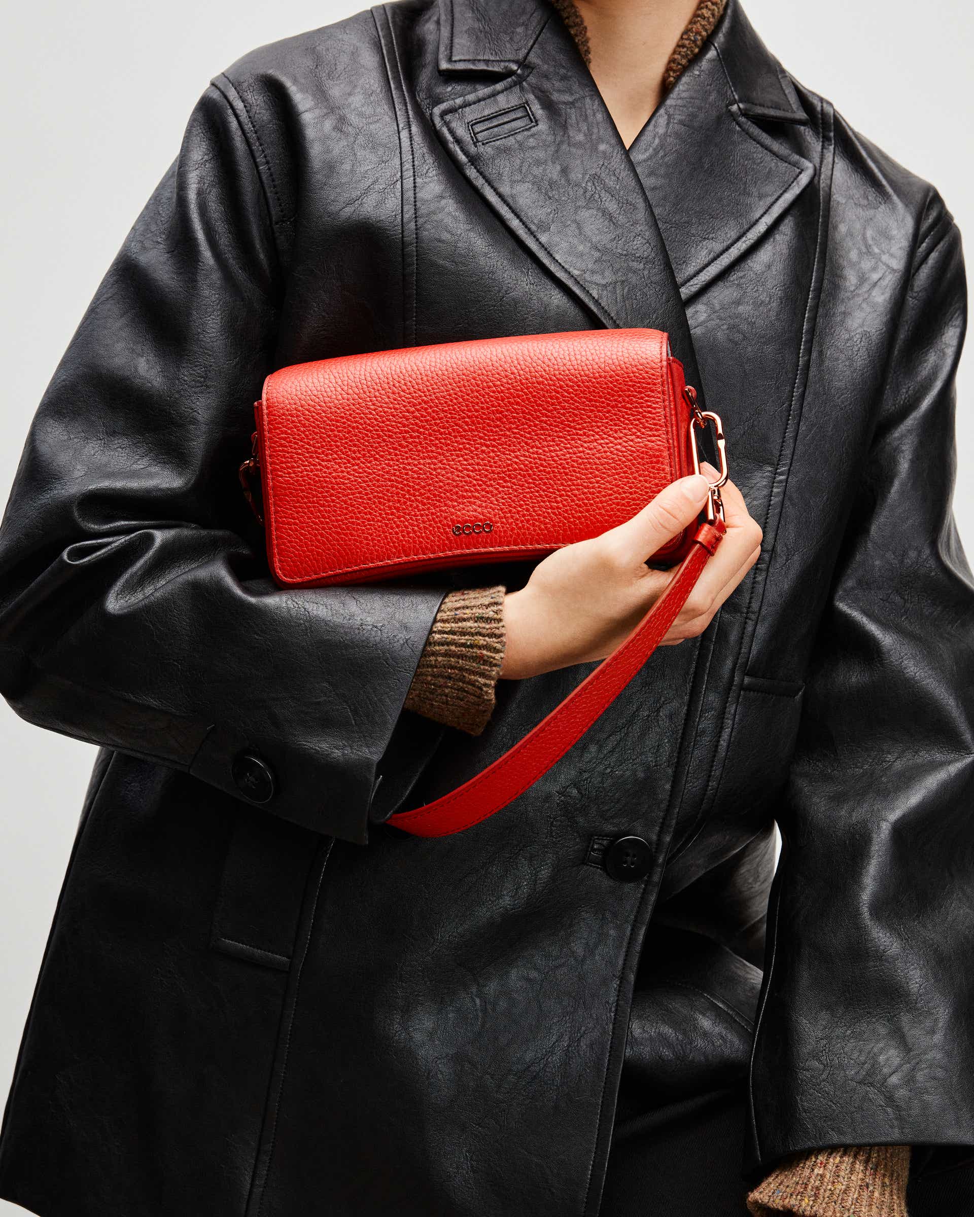 ECCO Pinch Small Pebbled レザーショルダーバッグ - レッド - Lifestyle image-1